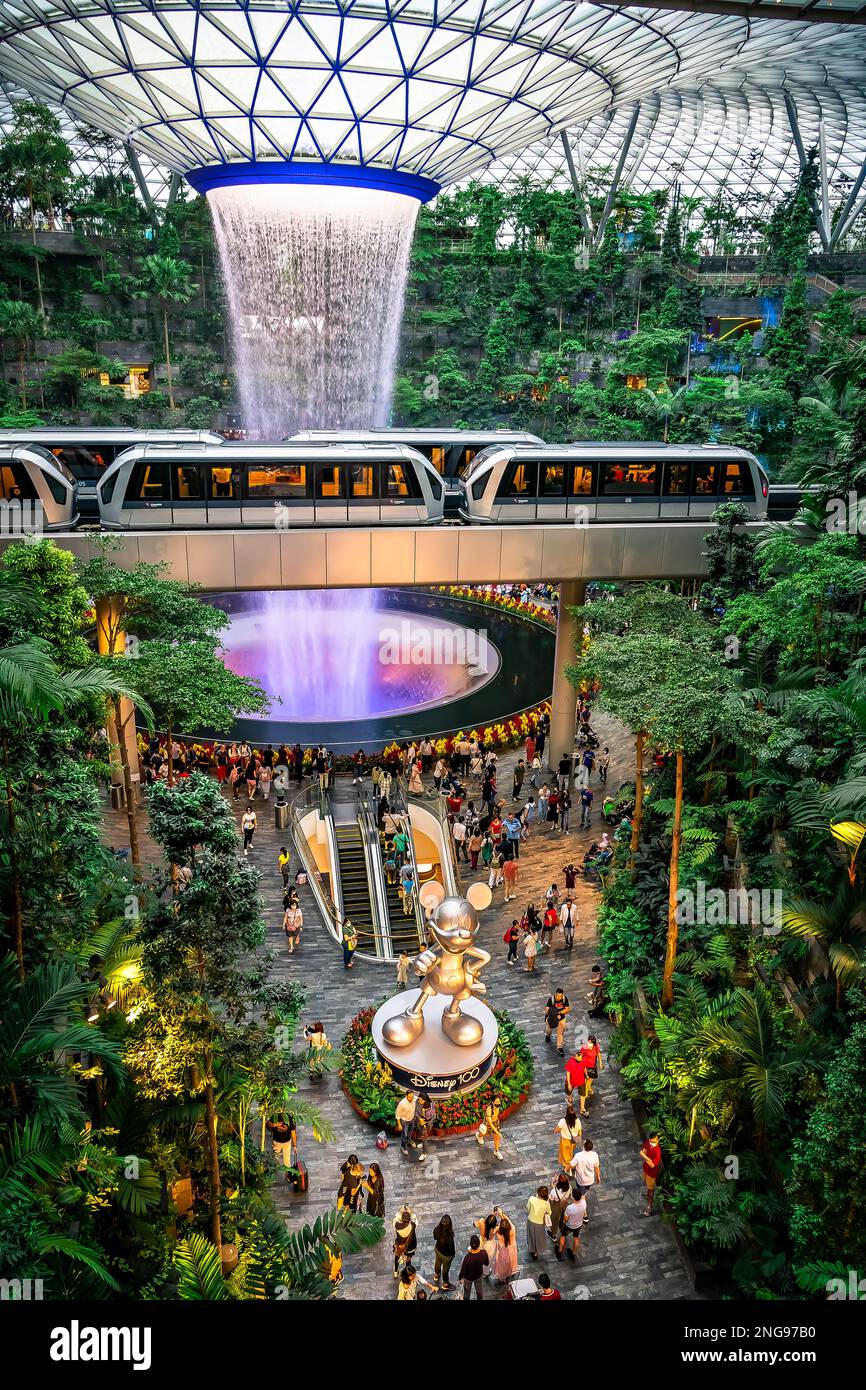 Disney100 Uhr Erleben Sie Wunder im Jewel Changi Airport Singapur. Stockfoto