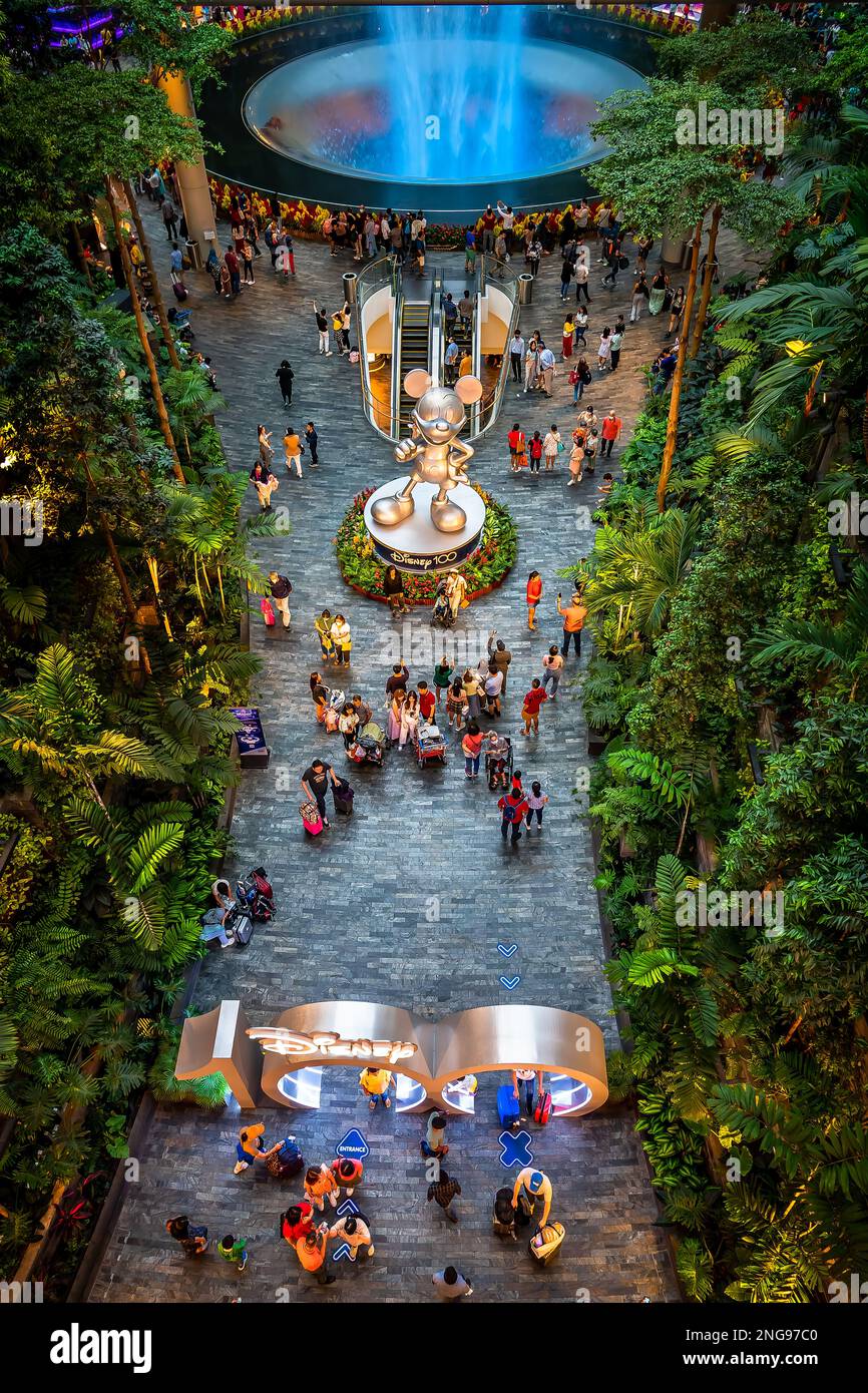 Disney100 Uhr Erleben Sie Wunder im Jewel Changi Airport Singapur. Stockfoto