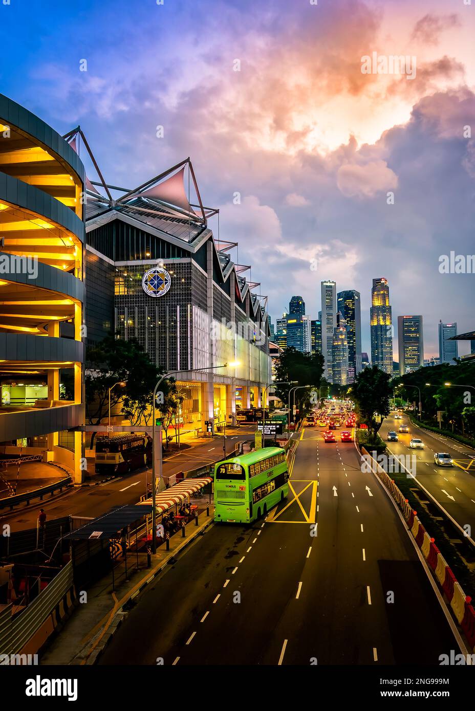 Wunderschöner Sonnenuntergang über Suntec City am Nicoll Highway, Singapur. Stockfoto