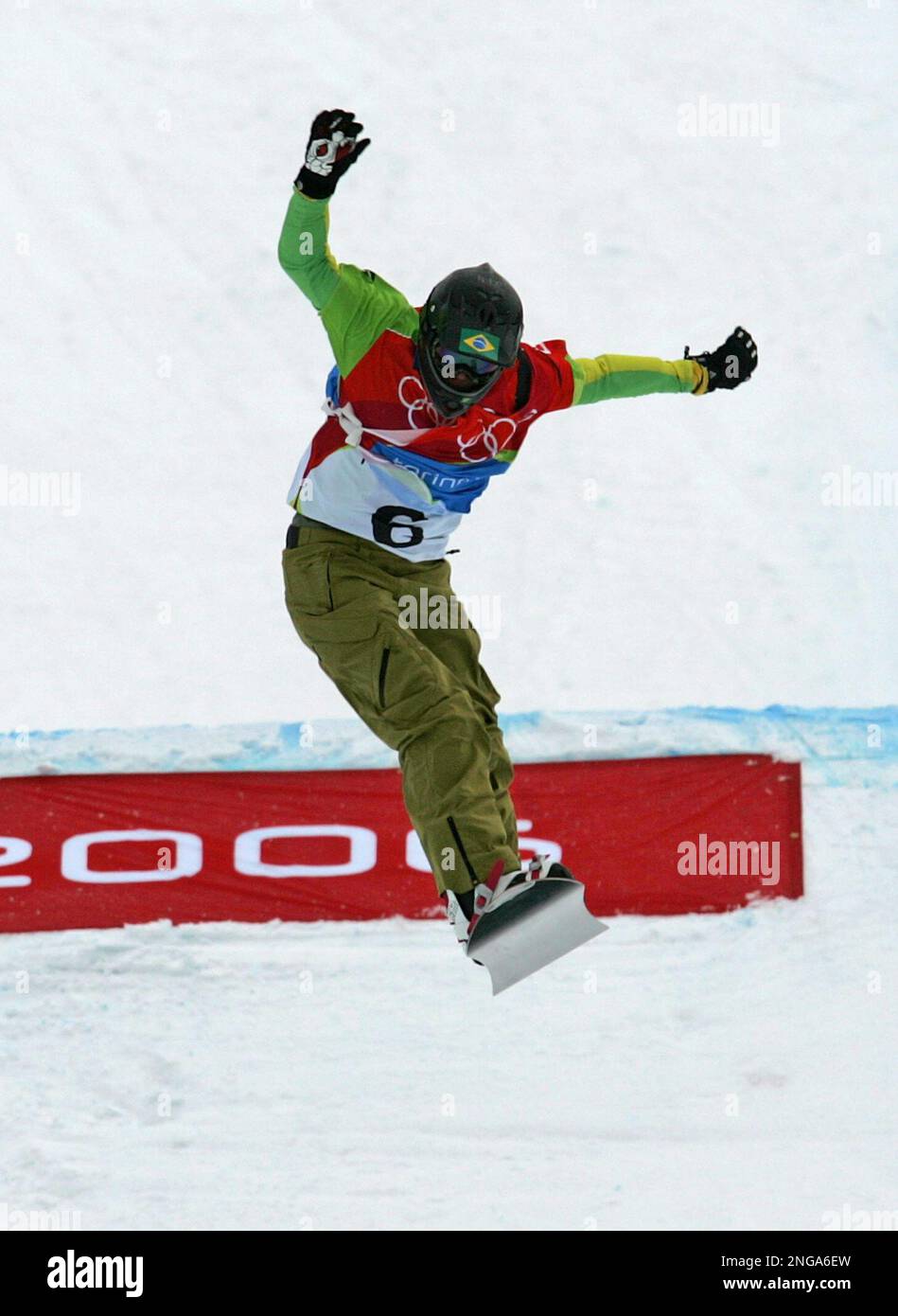 Isabel Clark Ribeiro jumps off one of the ramps during the quarter finals of the Women's Snowboard Cross competition at the Turin 2006 Winter Olympic Games in Bardonecchia, Italy, Friday, Feb. 16, 2006. Tanja Frieden of Switzerland won the gold medal, American Lindsey Jacobellis silver and Dominique Maltais of Canada bronze. (AP Photo/Lionel Cironneau) Stockfoto