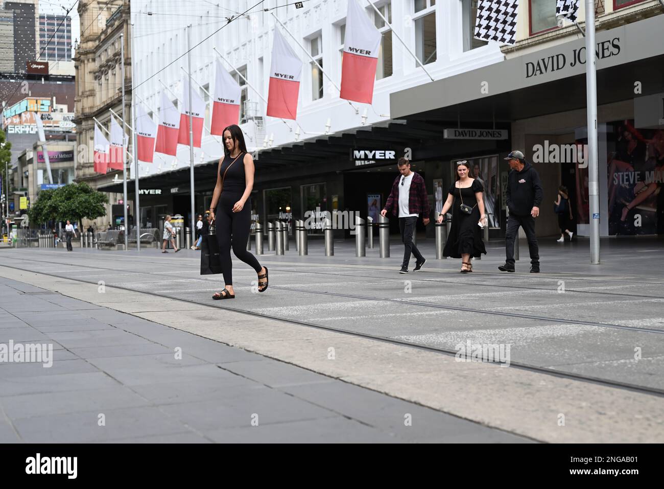 Vier Leute, zwei Männer und zwei Frauen, überqueren die Burke Street in der Stadt Melbourne, in der Nähe von David Jones und Myer Stockfoto