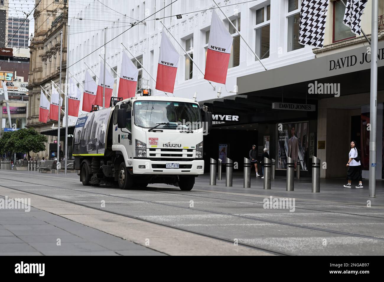 Weißer Straßenkehrwagen aus Isuzu, der von der makellosen Reinigungsfirma der Stadt Melbourne betrieben wird und entlang der Burke Street fährt Stockfoto