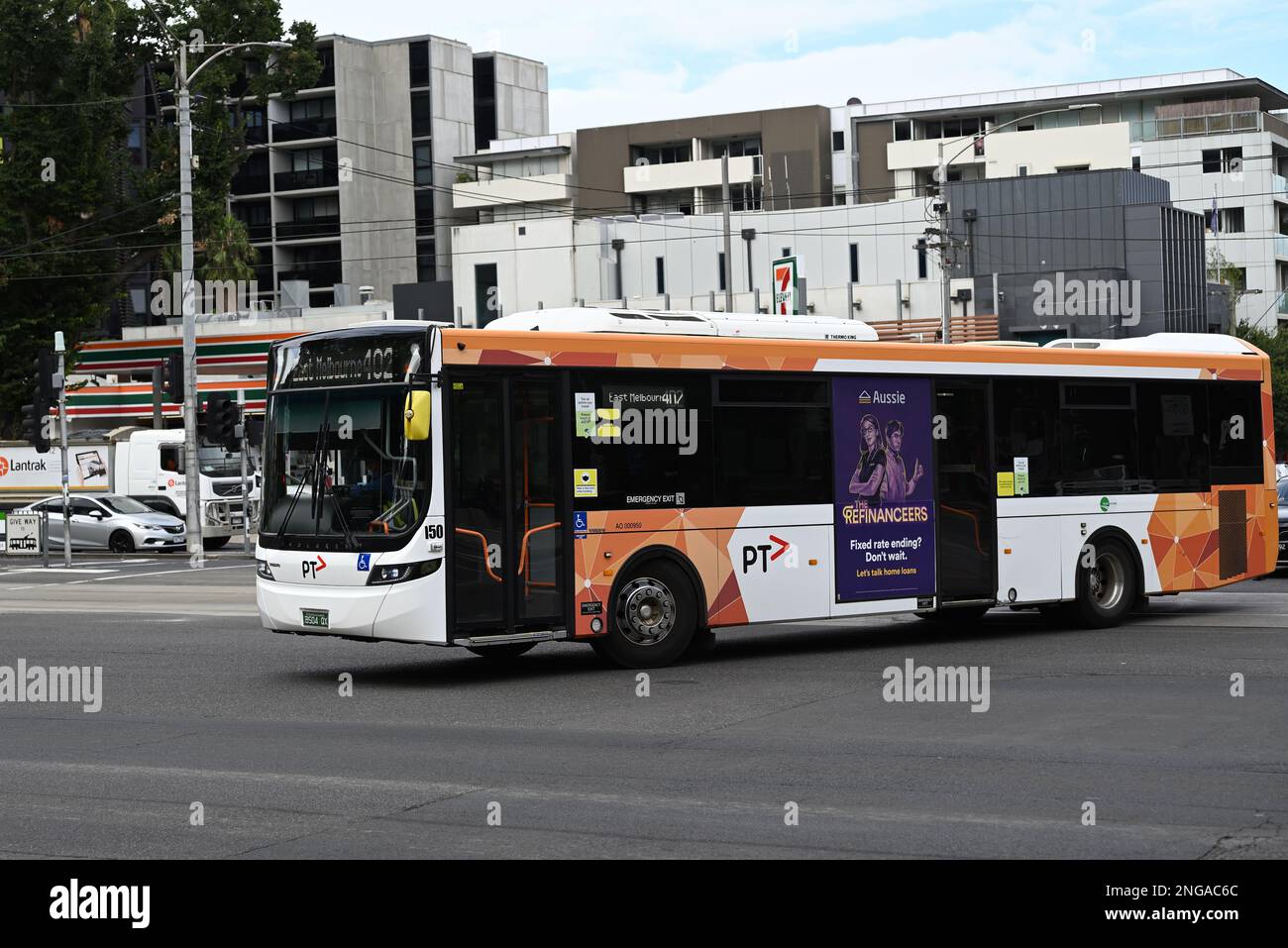 Seitenansicht eines Volgren Volvo-Busses mit moderner PTV-Lackierung, während er eine Kreuzung im Inneren von Melbourne fährt Stockfoto