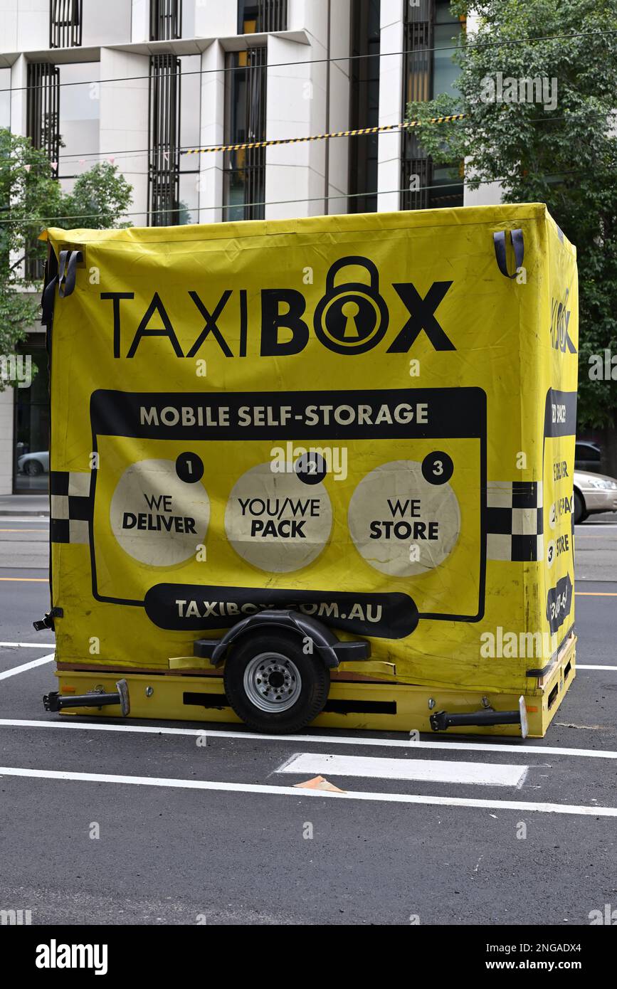 Gelbe Taxibox-Aufbewahrungseinheit, die mitten auf der Straße im Inneren von Melbourne liegt Stockfoto