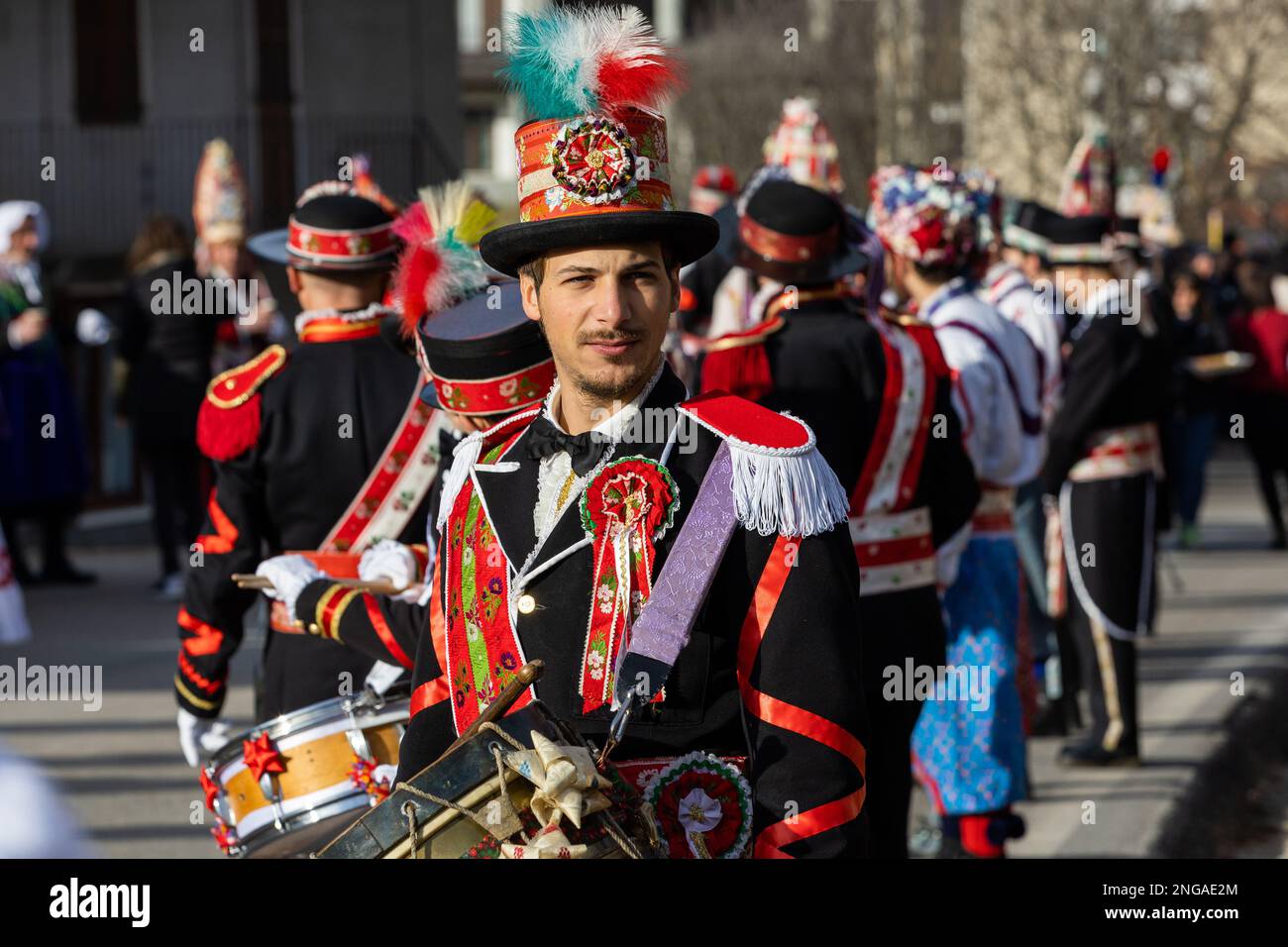 BAIO di Sampeyre ist ein traditionelles okzitanisches Festival, das alle fünf Jahre am 16. Februar 2023 in Sampeyre im Valle Varaita in der Provinz Cuneo, Italien, stattfindet. Das BAIO war eines der wichtigsten und ältesten traditionellen Festivals in den italienischen Alpen. Die Ursprünge des Festivals sind sehr alt und stammen aus der Zeit vor dem Jahr 1000 (es scheint 975 oder 980 zu sein), als die Mannschaften von Sarazenen, die das Tal betraten, um es zu plündern, von der lokalen Bevölkerung vertrieben wurden. Nur die Männer der einzelnen Dörfer nehmen an der Prozession Teil und tragen die komplizierten Kostüme der Stockfoto