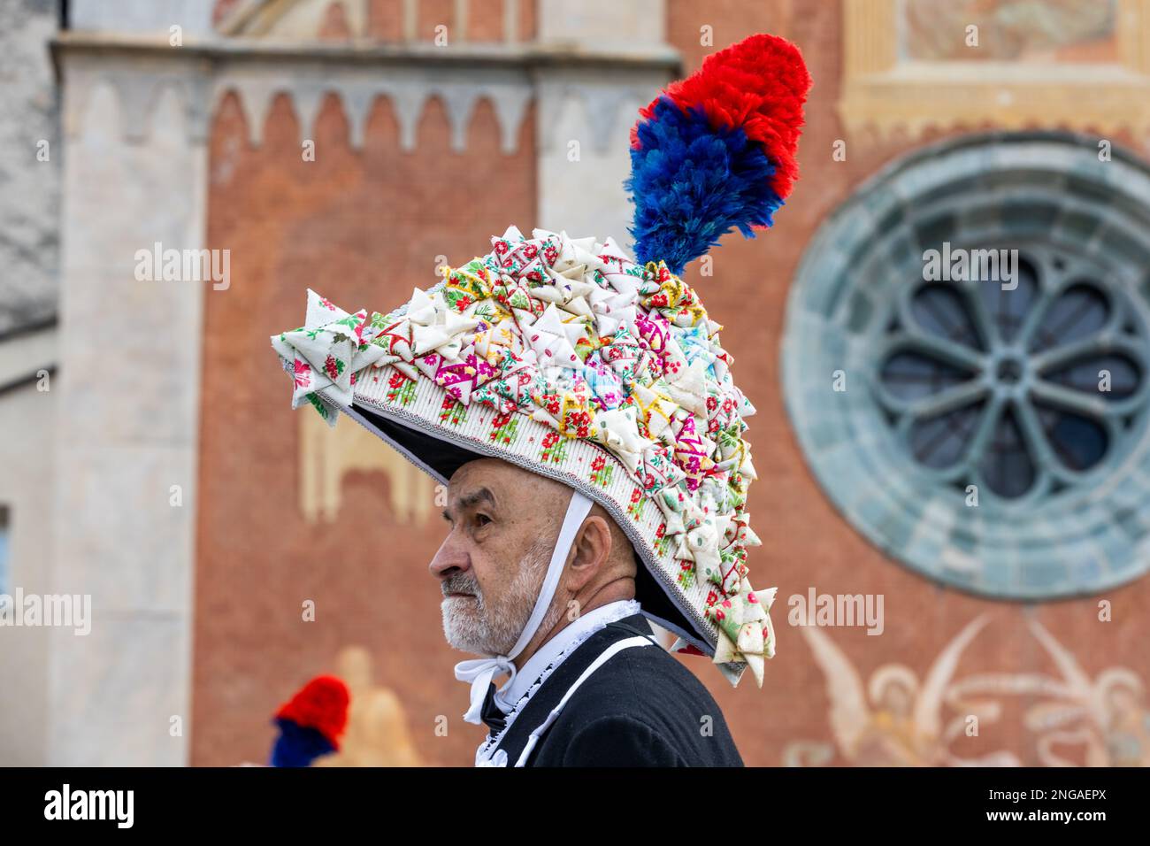 BAIO di Sampeyre ist ein traditionelles okzitanisches Festival, das alle fünf Jahre am 16. Februar 2023 in Sampeyre im Valle Varaita in der Provinz Cuneo, Italien, stattfindet. Das BAIO war eines der wichtigsten und ältesten traditionellen Festivals in den italienischen Alpen. Die Ursprünge des Festivals sind sehr alt und stammen aus der Zeit vor dem Jahr 1000 (es scheint 975 oder 980 zu sein), als die Mannschaften von Sarazenen, die das Tal betraten, um es zu plündern, von der lokalen Bevölkerung vertrieben wurden. Nur die Männer der einzelnen Dörfer nehmen an der Prozession Teil und tragen die komplizierten Kostüme der Stockfoto