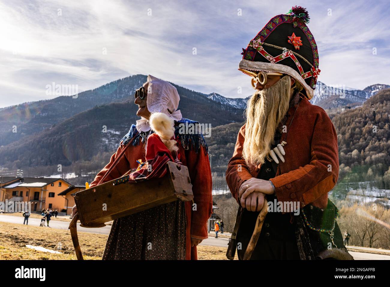 BAIO di Sampeyre ist ein traditionelles okzitanisches Festival, das alle fünf Jahre am 16. Februar 2023 in Sampeyre im Valle Varaita in der Provinz Cuneo, Italien, stattfindet. Das BAIO war eines der wichtigsten und ältesten traditionellen Festivals in den italienischen Alpen. Die Ursprünge des Festivals sind sehr alt und stammen aus der Zeit vor dem Jahr 1000 (es scheint 975 oder 980 zu sein), als die Mannschaften von Sarazenen, die das Tal betraten, um es zu plündern, von der lokalen Bevölkerung vertrieben wurden. Nur die Männer der einzelnen Dörfer nehmen an der Prozession Teil und tragen die komplizierten Kostüme der Stockfoto