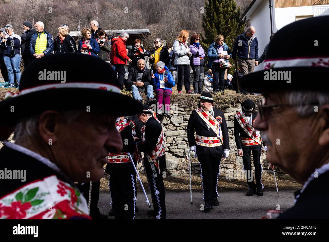 BAIO di Sampeyre ist ein traditionelles okzitanisches Festival, das alle fünf Jahre am 16. Februar 2023 in Sampeyre im Valle Varaita in der Provinz Cuneo, Italien, stattfindet. Das BAIO war eines der wichtigsten und ältesten traditionellen Festivals in den italienischen Alpen. Die Ursprünge des Festivals sind sehr alt und stammen aus der Zeit vor dem Jahr 1000 (es scheint 975 oder 980 zu sein), als die Mannschaften von Sarazenen, die das Tal betraten, um es zu plündern, von der lokalen Bevölkerung vertrieben wurden. Nur die Männer der einzelnen Dörfer nehmen an der Prozession Teil und tragen die komplizierten Kostüme der Stockfoto