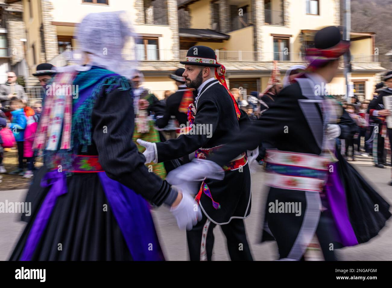 BAIO di Sampeyre ist ein traditionelles okzitanisches Festival, das alle fünf Jahre am 16. Februar 2023 in Sampeyre im Valle Varaita in der Provinz Cuneo, Italien, stattfindet. Das BAIO war eines der wichtigsten und ältesten traditionellen Festivals in den italienischen Alpen. Die Ursprünge des Festivals sind sehr alt und stammen aus der Zeit vor dem Jahr 1000 (es scheint 975 oder 980 zu sein), als die Mannschaften von Sarazenen, die das Tal betraten, um es zu plündern, von der lokalen Bevölkerung vertrieben wurden. Nur die Männer der einzelnen Dörfer nehmen an der Prozession Teil und tragen die komplizierten Kostüme der Stockfoto