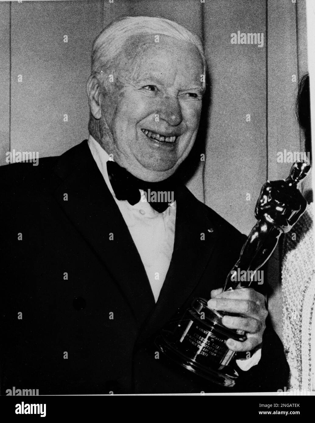 Comedian/actor Charlie Chaplin holds the Honorary Oscar he received in recognition of his contribution to the film industry at the 44th Annual Academy Awards presentation on April 10, 1972. Chaplin's return to Hollywood after an absence of 20 years was marked by a tumultuous tribute. (AP Photo) Stockfoto