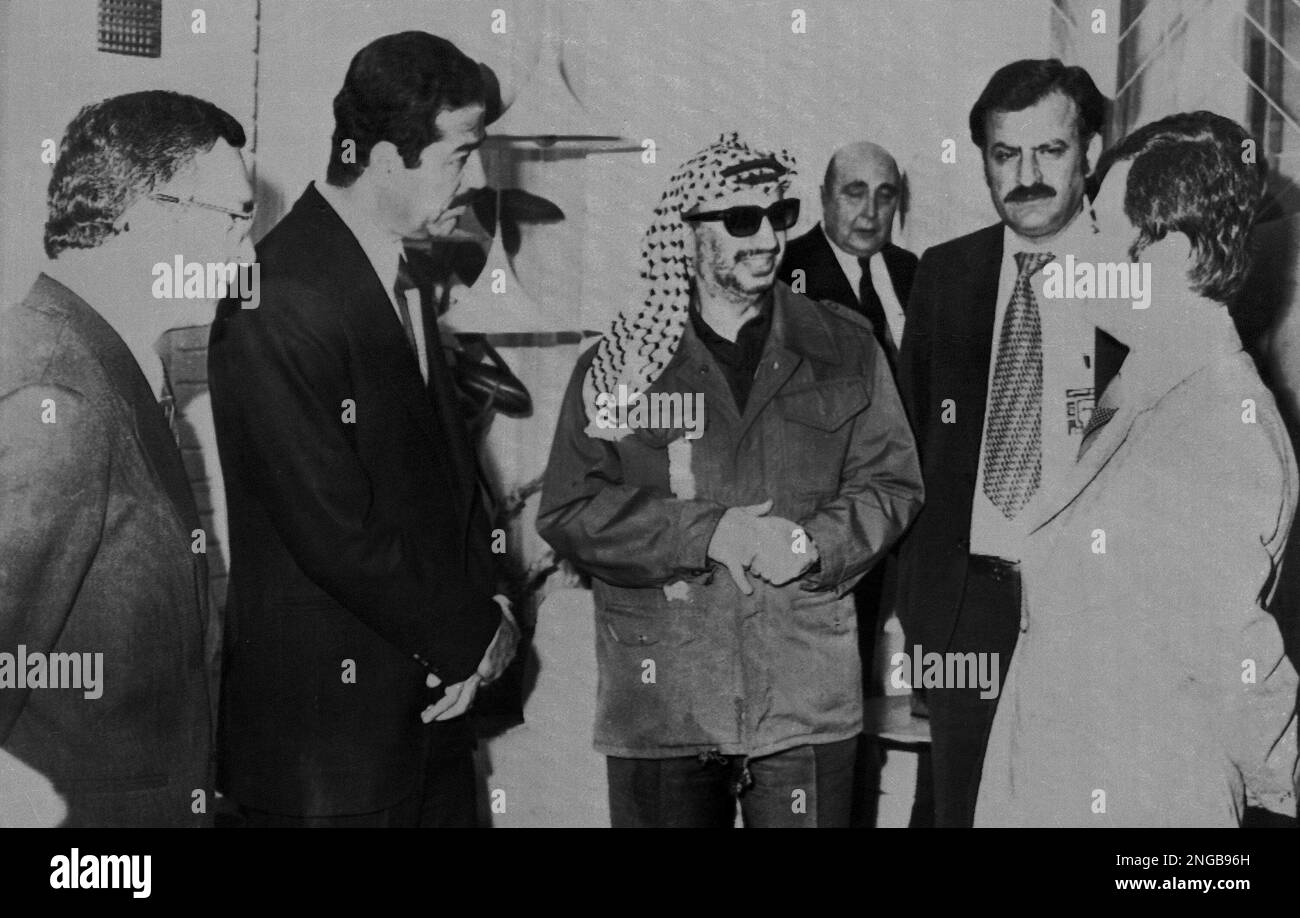 Iraqi vice chairman of the Revolution Command Council, Saddam Hussein, second from left, and PLO leader Yasser Arafat meet with other unidentified Arab foreign ministers during a conference, March 29, 1979, in Baghdad. They discussed tough sanctions against Egypt as a result of their signing the Middle East peace treaty. (AP Photo) Stockfoto