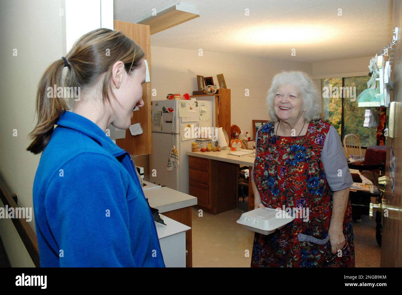 ** APN ADVANCE FOR Sunday, OCT. 30 **Christina Parker, a volunteer for Campus Kitchen and a junior at Gonzaga University delivers food to Alice Williamson, a tenant at the O'Malley Apartments in Spokane WA on Oct. 17, 2005. (AP Photo/Amy Sinisterra) Stockfoto