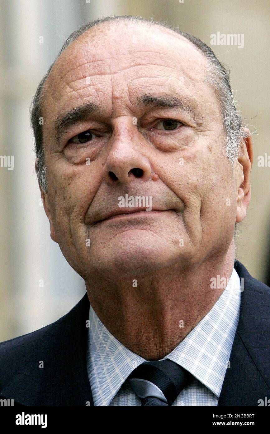 French President Jacques Chirac looks on as he addresses reporters in the courtyard of the Elysee Palace in Paris, after a meeting with British Prime Minister Tony Blair, Friday, Oct. 7, 2005. Chirac's medical condition has shown steady signs of improvement since his hospitalization for a blood vessel problem last month and he is able to travel by airplane again, doctors said Saturday, Oct. 8, 2005 after a checkup. (AP Photo/Christophe Ena) Stockfoto