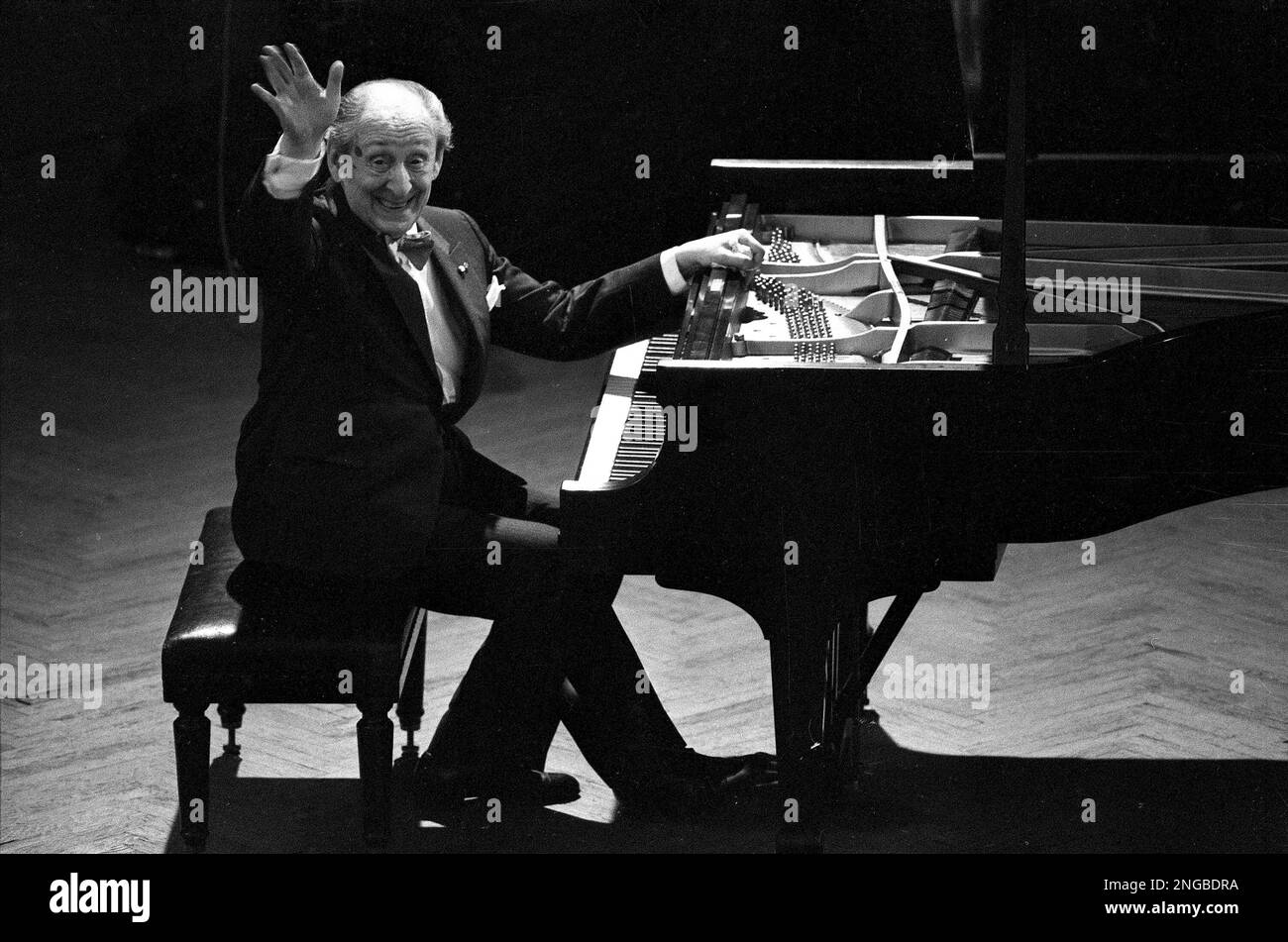 Pianist Vladimir Horowitz waves acknowledgement to a cheering audience in Moscow, April 20, 1986 where he gave his first formal concert in his homeland since leaving the Soviet Union 61 years ago. (AP Photo/Boris Yurchenko) Stockfoto
