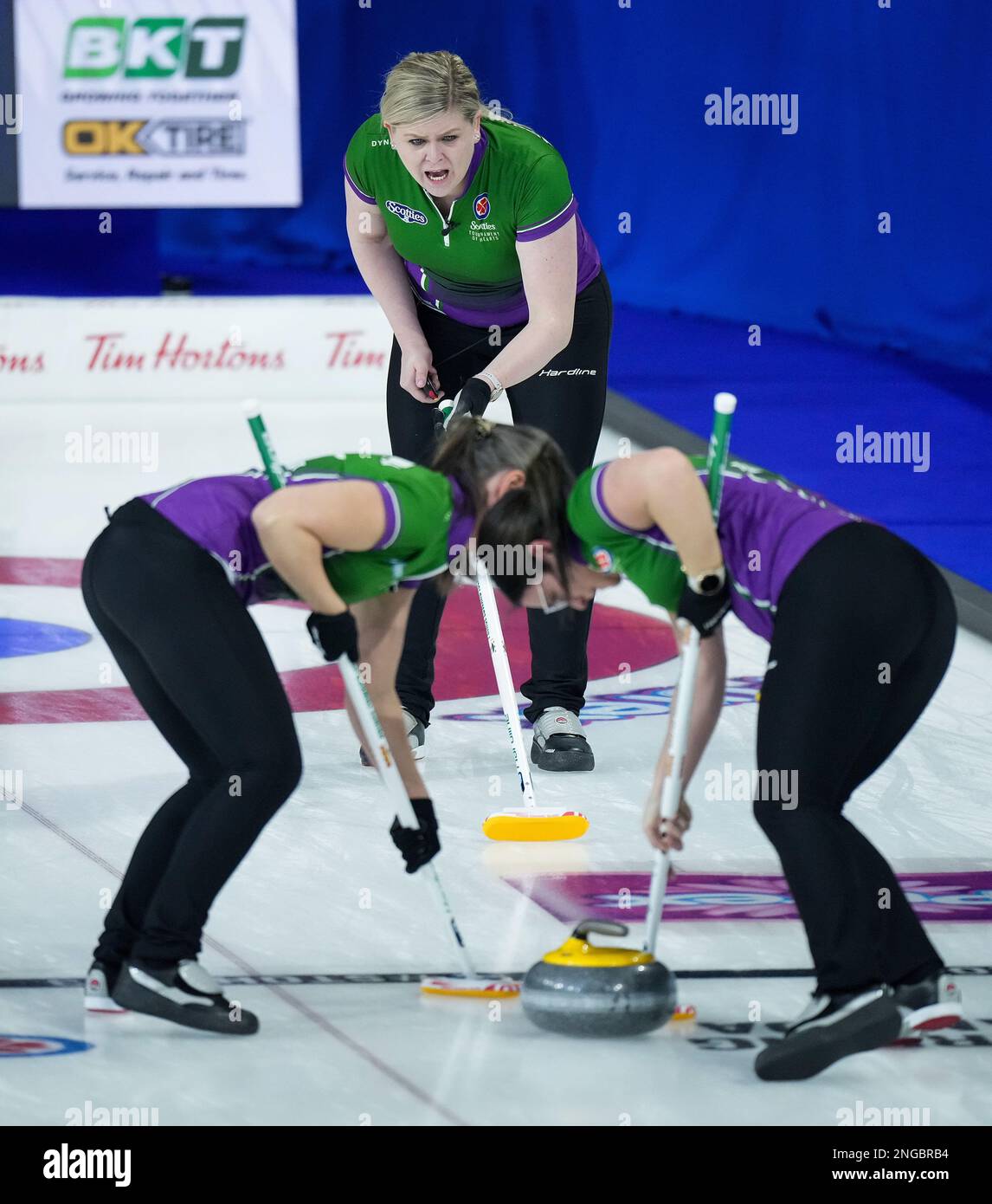 Kanada. 17. Februar 2023. 17. Februar 2023, KAMLOOPS, BC, KANADA: Prince Edward Island skip Marie Christianson, Back, ruft die vierte Suzanne BIRT, vorne links, und zweite Michelle Shea auf, während sie British Columbia beim Scotties Tournament of Hearts in Kamloops, B.C., am Freitag, den 17. Februar spielen, 2023. (Bild: © Darryl Dyck/The Canadian Press via ZUMA Press) NUR REDAKTIONELLE VERWENDUNG! Nicht für den kommerziellen GEBRAUCH! Kredit: Zuma Press/Alamy Live News Stockfoto