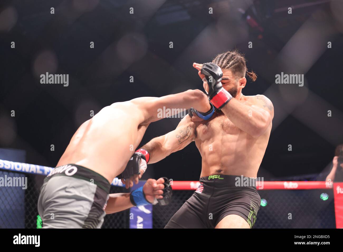 Orlando, Florida, USA. 17. Februar 2023. ORLANDO, Florida - Februar 17 Jose Aguayo landet in Woche 4 der PFL Challenger Series am 17. Februar 2023 in den Universal Studios in Orlando, Florida, einen Schuss gegen Charlie Decca. (Kreditbild: © Aaron Litz/PX Imagens via ZUMA Press Wire) NUR REDAKTIONELLE VERWENDUNG! Nicht für den kommerziellen GEBRAUCH! Kredit: ZUMA Press, Inc./Alamy Live News Stockfoto