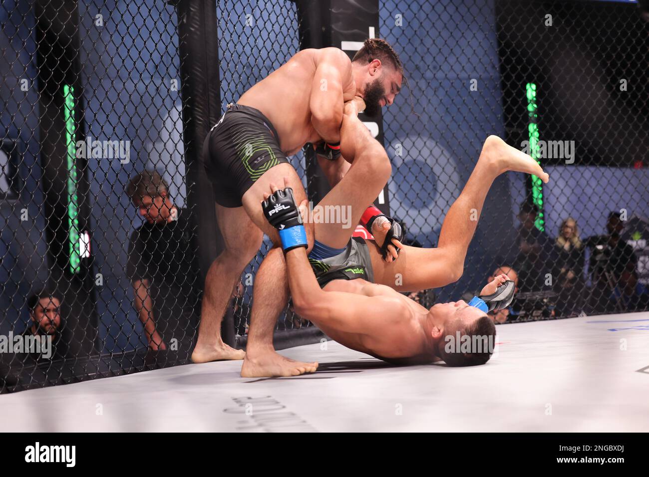 Orlando, Florida, USA. 17. Februar 2023. ORLANDO, Florida - 17. Februar Jose Aguayo zeigt eine aktive offene Wache, während Charlie Decca versucht, in Woche 4 der PFL Challenger Series am 17. Februar 2023 in den Universal Studios in Orlando, Florida, vorbeizukommen. (Kreditbild: © Aaron Litz/PX Imagens via ZUMA Press Wire) NUR REDAKTIONELLE VERWENDUNG! Nicht für den kommerziellen GEBRAUCH! Kredit: ZUMA Press, Inc./Alamy Live News Stockfoto