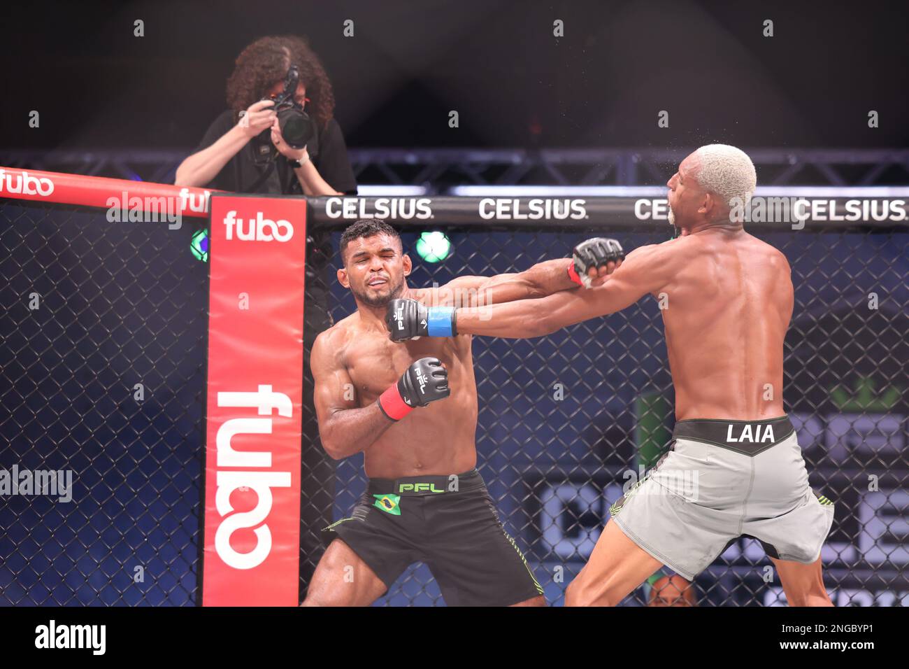 Orlando, Florida, USA. 17. Februar 2023. ORLANDO, Florida - Februar 17 Manoel Sousa und Paulo Laia tauschen ihre Schläge in Woche 4 der PFL Challenger Series am 17. Februar 2023 in den Universal Studios in Orlando, Florida. (Kreditbild: © Aaron Litz/PX Imagens via ZUMA Press Wire) NUR REDAKTIONELLE VERWENDUNG! Nicht für den kommerziellen GEBRAUCH! Kredit: ZUMA Press, Inc./Alamy Live News Stockfoto