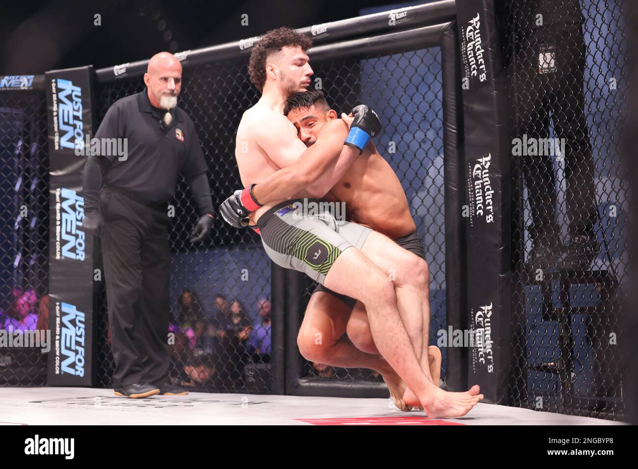 Orlando, Florida, USA. 17. Februar 2023. ORLANDO, Florida – 17. Februar Elvin Espinoza stürzt Damir Ferhatbegovic in Woche 4 der PFL Challenger Series am 17. Februar 2023 in den Universal Studios in Orlando, Florida. (Kreditbild: © Aaron Litz/PX Imagens via ZUMA Press Wire) NUR REDAKTIONELLE VERWENDUNG! Nicht für den kommerziellen GEBRAUCH! Kredit: ZUMA Press, Inc./Alamy Live News Stockfoto