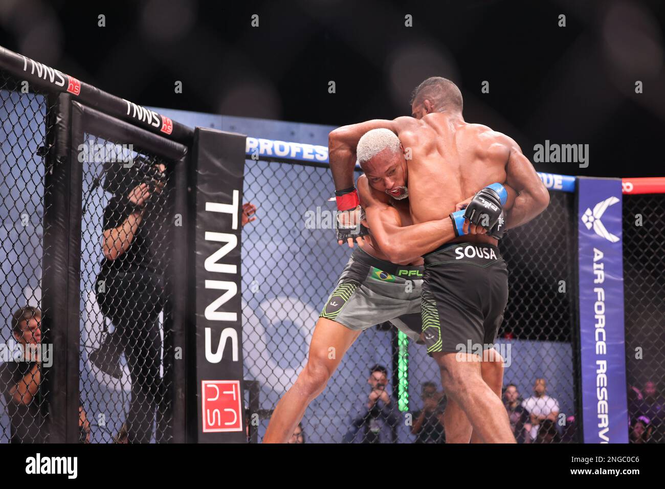 Orlando, Florida, USA. 17. Februar 2023. ORLANDO, Florida - Februar 17 Paulo Laia versucht, Manoel Sousa in Woche 4 der PFL Challenger Series am 17. Februar 2023 in den Universal Studios in Orlando, Florida, zu überfallen. (Kreditbild: © Aaron Litz/PX Imagens via ZUMA Press Wire) NUR REDAKTIONELLE VERWENDUNG! Nicht für den kommerziellen GEBRAUCH! Kredit: ZUMA Press, Inc./Alamy Live News Stockfoto