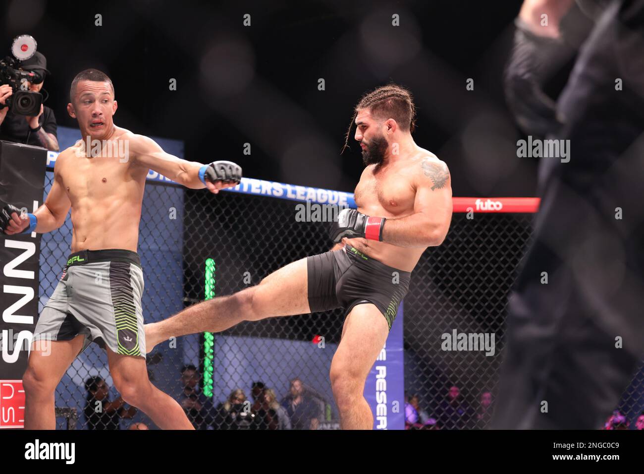 Orlando, Florida, USA. 17. Februar 2023. ORLANDO, Florida - Februar 17 Charlie Decca landet in Woche 4 der PFL Challenger Series am 17. Februar 2023 in den Universal Studios in Orlando, Florida, einen Bein-Kick auf Jose Aguayo. (Kreditbild: © Aaron Litz/PX Imagens via ZUMA Press Wire) NUR REDAKTIONELLE VERWENDUNG! Nicht für den kommerziellen GEBRAUCH! Kredit: ZUMA Press, Inc./Alamy Live News Stockfoto