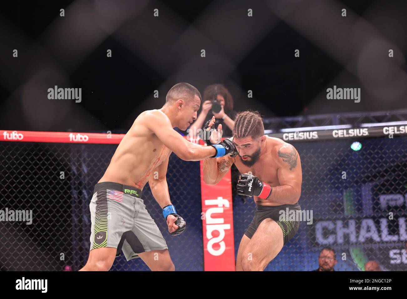 Orlando, Florida, USA. 17. Februar 2023. ORLANDO, Florida - 17. Februar Jose Aguayo landet in Woche 4 der PFL Challenger Series am 17. Februar 2023 in den Universal Studios in Orlando, Florida, auf Charlie Decca. (Kreditbild: © Aaron Litz/PX Imagens via ZUMA Press Wire) NUR REDAKTIONELLE VERWENDUNG! Nicht für den kommerziellen GEBRAUCH! Kredit: ZUMA Press, Inc./Alamy Live News Stockfoto