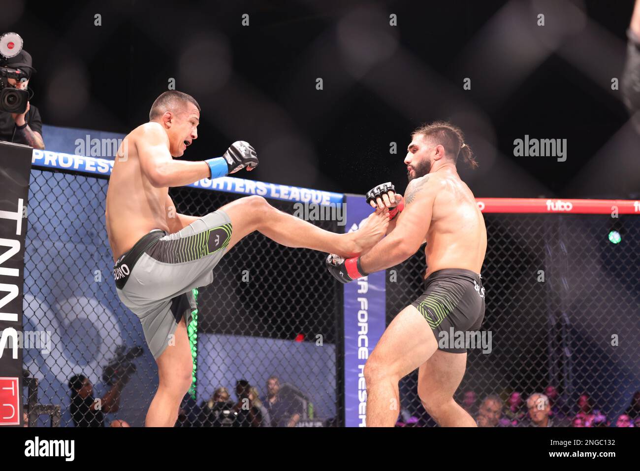 Orlando, Florida, USA. 17. Februar 2023. ORLANDO, Florida – 17. Februar: Charlie Decca trifft Jose Aguayo in Woche 4 der PFL Challenger Series am 17. Februar 2023 in den Universal Studios in Orlando, Florida. (Kreditbild: © Aaron Litz/PX Imagens via ZUMA Press Wire) NUR REDAKTIONELLE VERWENDUNG! Nicht für den kommerziellen GEBRAUCH! Kredit: ZUMA Press, Inc./Alamy Live News Stockfoto