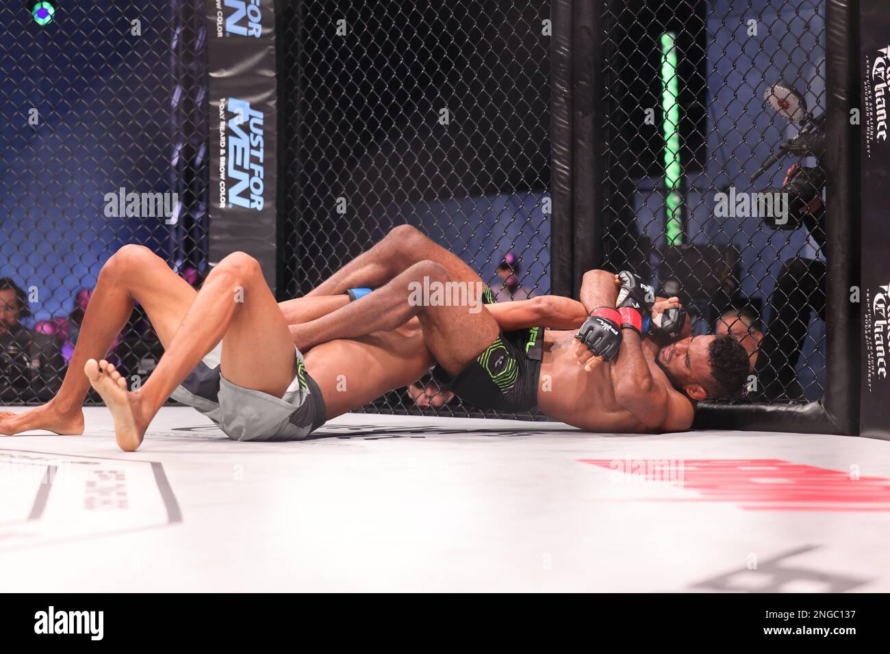 Orlando, Florida, USA. 17. Februar 2023. ORLANDO, Florida – 17. Februar Manoel Sousa greift Paulo Laia in Woche 4 der PFL Challenger Series am 17. Februar 2023 in den Universal Studios in Orlando, Florida, an. (Kreditbild: © Aaron Litz/PX Imagens via ZUMA Press Wire) NUR REDAKTIONELLE VERWENDUNG! Nicht für den kommerziellen GEBRAUCH! Kredit: ZUMA Press, Inc./Alamy Live News Stockfoto