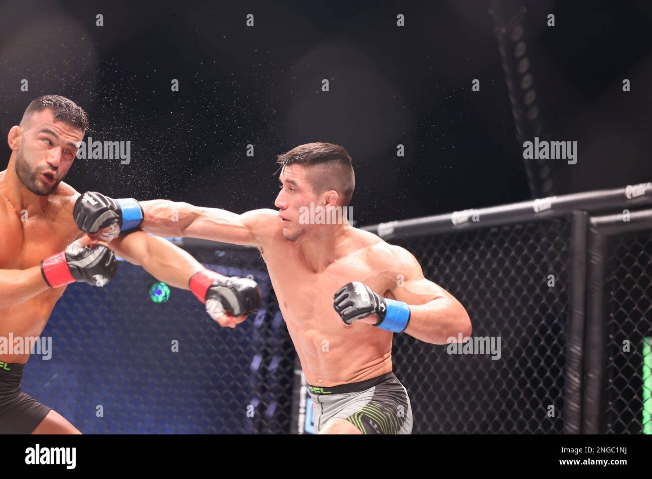 Orlando, Florida, USA. 17. Februar 2023. ORLANDO, Florida - Februar 17 Anthony Romero landet in Woche 4 der PFL Challenger Series am 17. Februar 2023 in den Universal Studios in Orlando, Florida, rechts auf Antonio Caruso. (Kreditbild: © Aaron Litz/PX Imagens via ZUMA Press Wire) NUR REDAKTIONELLE VERWENDUNG! Nicht für den kommerziellen GEBRAUCH! Kredit: ZUMA Press, Inc./Alamy Live News Stockfoto