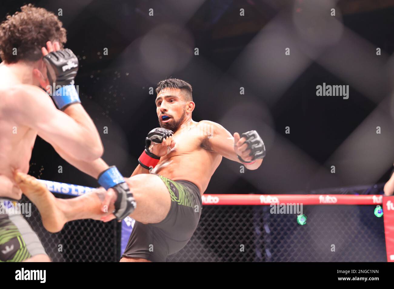 Orlando, Florida, USA. 17. Februar 2023. ORLANDO, Florida - 17. Februar Elvin Espinoza tritt Damir Ferhatbegovic in Woche 4 der PFL Challenger Series am 17. Februar 2023 in den Universal Studios in Orlando, Florida, einen Kick zu. (Kreditbild: © Aaron Litz/PX Imagens via ZUMA Press Wire) NUR REDAKTIONELLE VERWENDUNG! Nicht für den kommerziellen GEBRAUCH! Kredit: ZUMA Press, Inc./Alamy Live News Stockfoto