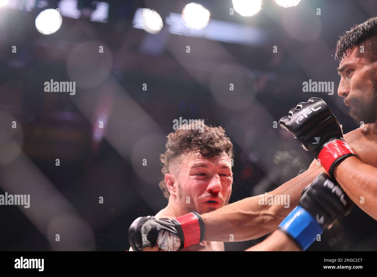 Orlando, Florida, USA. 17. Februar 2023. ORLANDO, Florida - Februar 17 Damir Ferhatbegovic reagiert auf einen Schlag von Elvin Espinoza in Woche 4 der PFL Challenger Series am 17. Februar 2023 in den Universal Studios in Orlando, Florida. (Kreditbild: © Aaron Litz/PX Imagens via ZUMA Press Wire) NUR REDAKTIONELLE VERWENDUNG! Nicht für den kommerziellen GEBRAUCH! Kredit: ZUMA Press, Inc./Alamy Live News Stockfoto