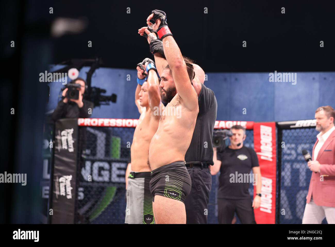 Orlando, Florida, USA. 17. Februar 2023. ORLANDO, Florida - Februar 17 Charlie Decca wird von den Richtern einstimmig in Woche 4 der PFL Challenger Series am 17. Februar 2023 in den Universal Studios in Orlando, Florida, zum Gewinner erklärt. (Kreditbild: © Aaron Litz/PX Imagens via ZUMA Press Wire) NUR REDAKTIONELLE VERWENDUNG! Nicht für den kommerziellen GEBRAUCH! Kredit: ZUMA Press, Inc./Alamy Live News Stockfoto