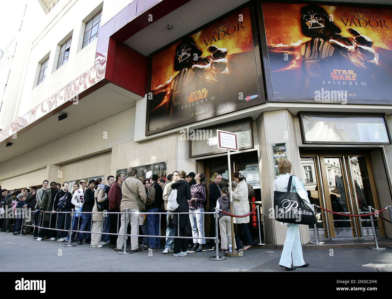Parisians line up on the opening day in France of the film "Star Wars: Episode III - Revenge of Sith", at the Grand Rex cinema in Paris, Wednesday May 18, 2005.(AP Photo/Francois Mori) Stockfoto