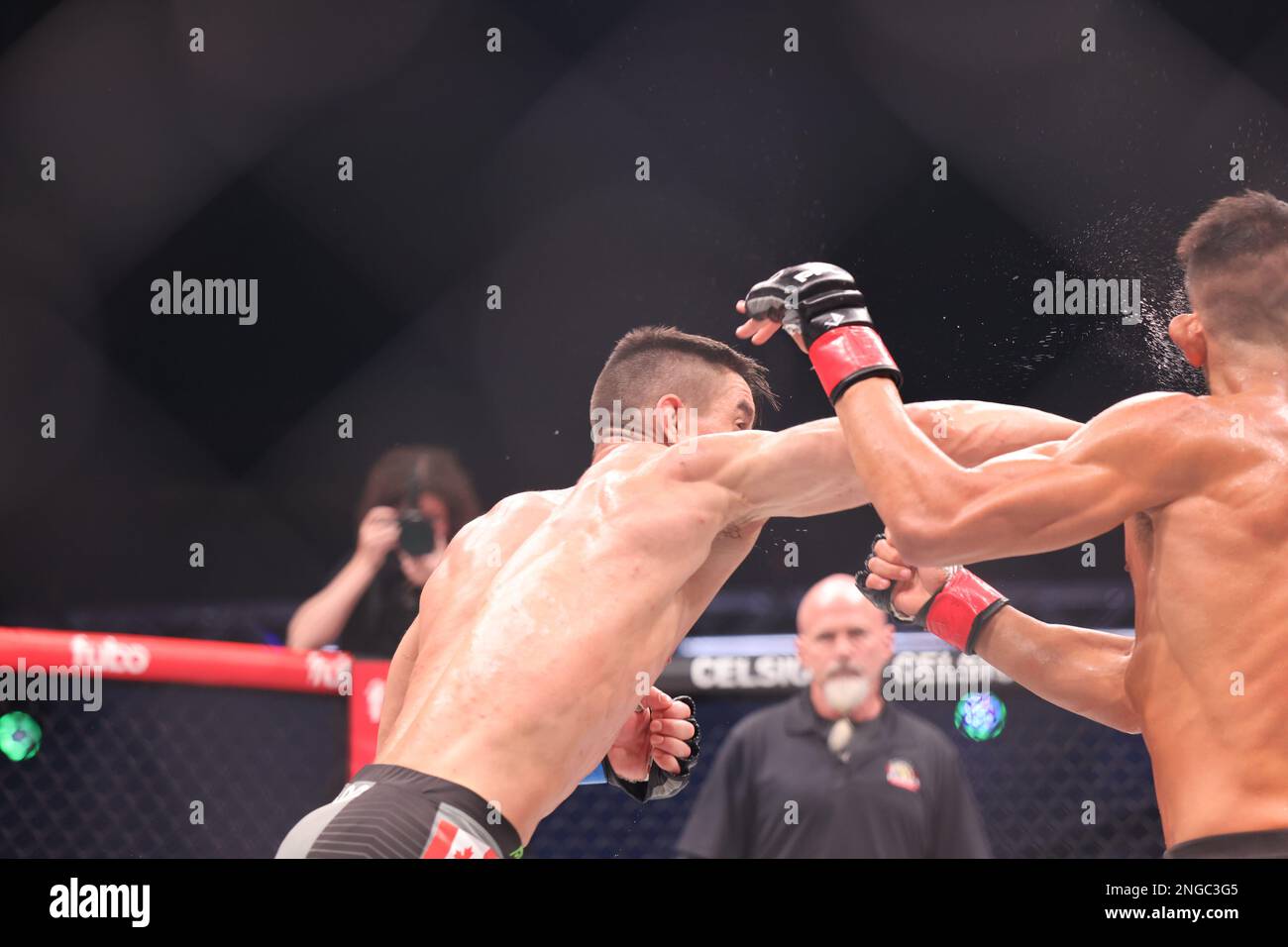 Orlando, Florida, USA. 17. Februar 2023. ORLANDO, Florida - Februar 17 Anthony Romero landet einen Wurf, der Antonio Caruso in Woche 4 der PFL Challenger Series am 17. Februar 2023 in den Universal Studios in Orlando, Florida, abwirft. (Kreditbild: © Aaron Litz/PX Imagens via ZUMA Press Wire) NUR REDAKTIONELLE VERWENDUNG! Nicht für den kommerziellen GEBRAUCH! Kredit: ZUMA Press, Inc./Alamy Live News Stockfoto