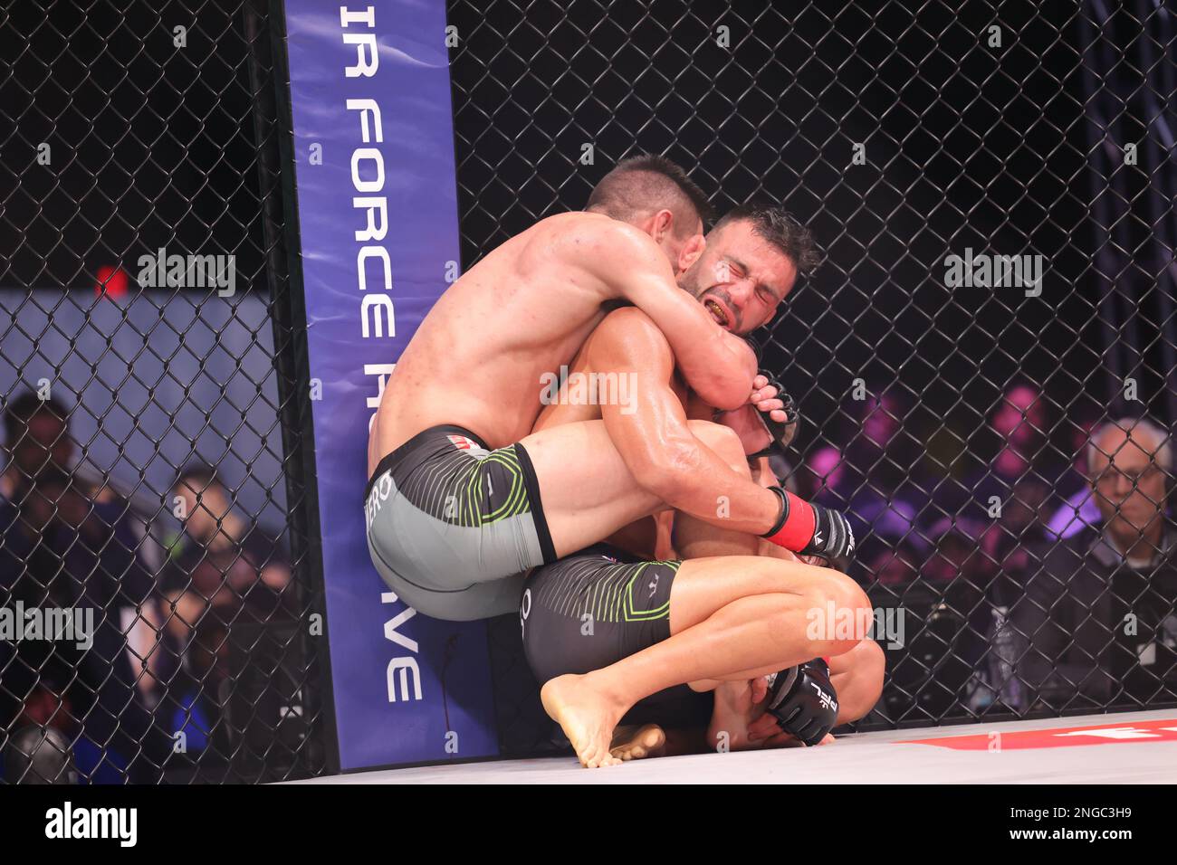 Orlando, Florida, USA. 17. Februar 2023. ORLANDO, Florida – 17. Februar Anthony Romero steuert Antonio Caruso in Woche 4 der PFL Challenger Series am 17. Februar 2023 in den Universal Studios in Orlando, Florida. (Kreditbild: © Aaron Litz/PX Imagens via ZUMA Press Wire) NUR REDAKTIONELLE VERWENDUNG! Nicht für den kommerziellen GEBRAUCH! Kredit: ZUMA Press, Inc./Alamy Live News Stockfoto
