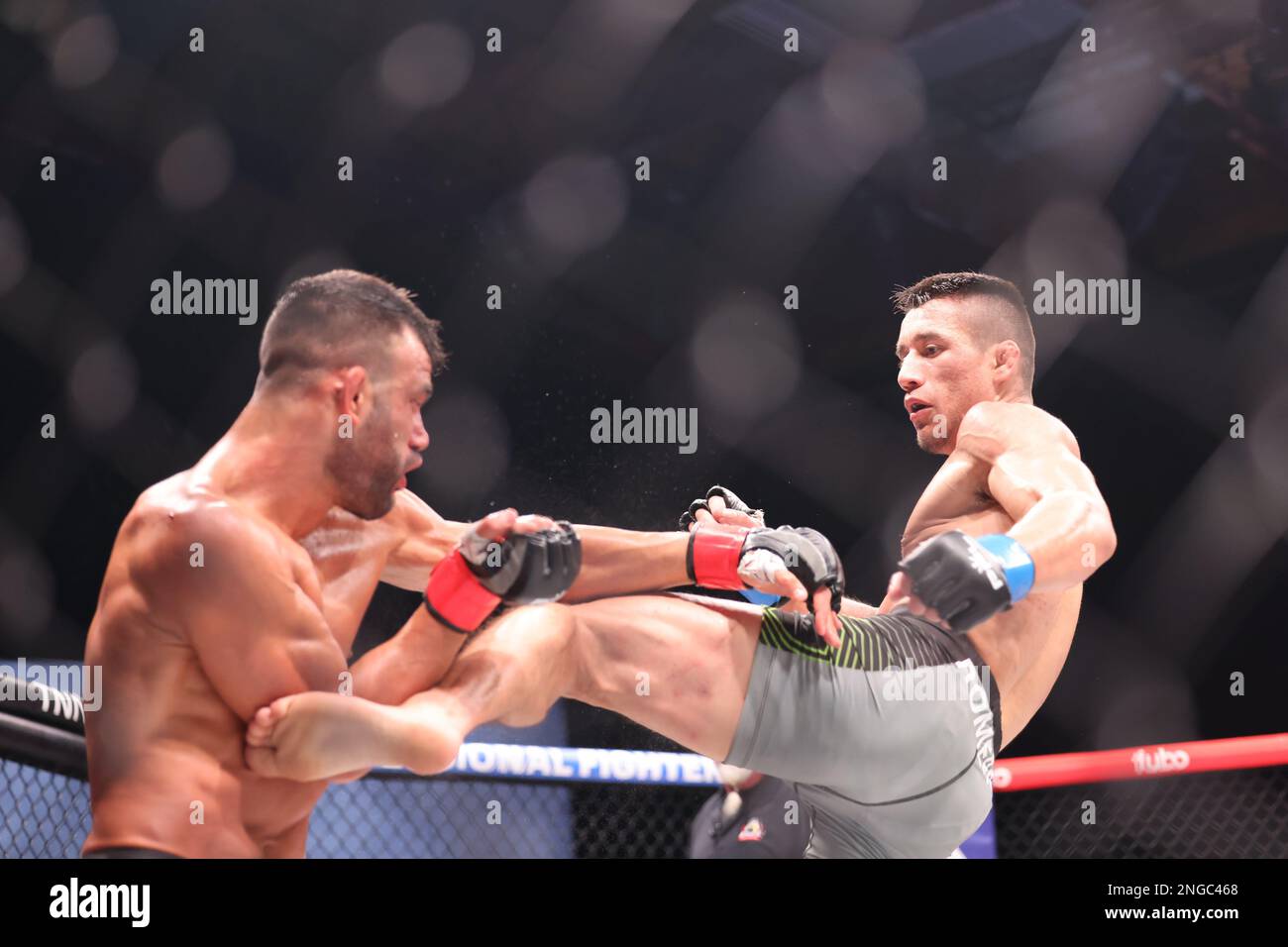 Orlando, Florida, USA. 17. Februar 2023. ORLANDO, Florida - Februar 17 Anthony Romero landet in Woche 4 der PFL Challenger Series am 17. Februar 2023 in den Universal Studios in Orlando, Florida, einen Bodykick auf Antonio Caruso. (Kreditbild: © Aaron Litz/PX Imagens via ZUMA Press Wire) NUR REDAKTIONELLE VERWENDUNG! Nicht für den kommerziellen GEBRAUCH! Kredit: ZUMA Press, Inc./Alamy Live News Stockfoto