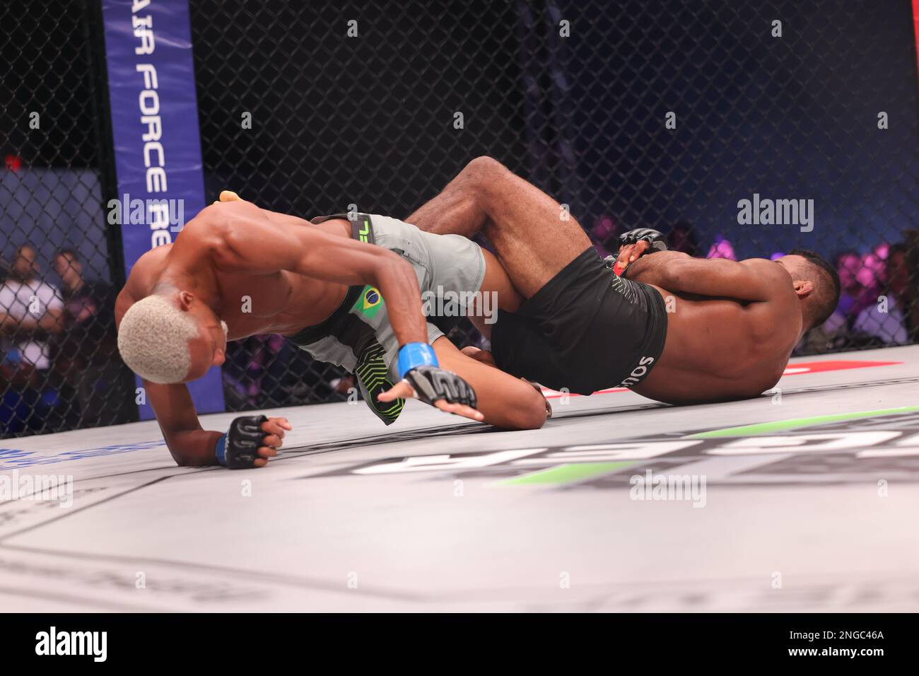 Orlando, Florida, USA. 17. Februar 2023. ORLANDO, Florida – 17. Februar Manoel Sousa versucht, Paulo Laia während der 4. Woche der PFL Challenger Series am 17. Februar 2023 in den Universal Studios in Orlando, Florida, mit den Beinen zu verriegeln. (Kreditbild: © Aaron Litz/PX Imagens via ZUMA Press Wire) NUR REDAKTIONELLE VERWENDUNG! Nicht für den kommerziellen GEBRAUCH! Kredit: ZUMA Press, Inc./Alamy Live News Stockfoto