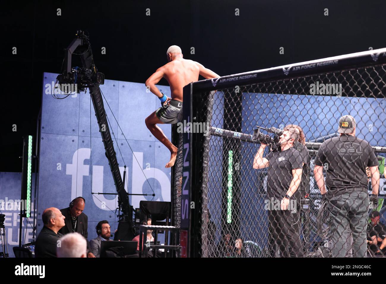 Orlando, Florida, USA. 17. Februar 2023. ORLANDO, Florida – 17. Februar Paulo Laia springt in Woche 4 der PFL Challenger Series am 17. Februar 2023 in den Universal Studios in Orlando, Florida, an die Spitze des Käfigs. (Kreditbild: © Aaron Litz/PX Imagens via ZUMA Press Wire) NUR REDAKTIONELLE VERWENDUNG! Nicht für den kommerziellen GEBRAUCH! Kredit: ZUMA Press, Inc./Alamy Live News Stockfoto