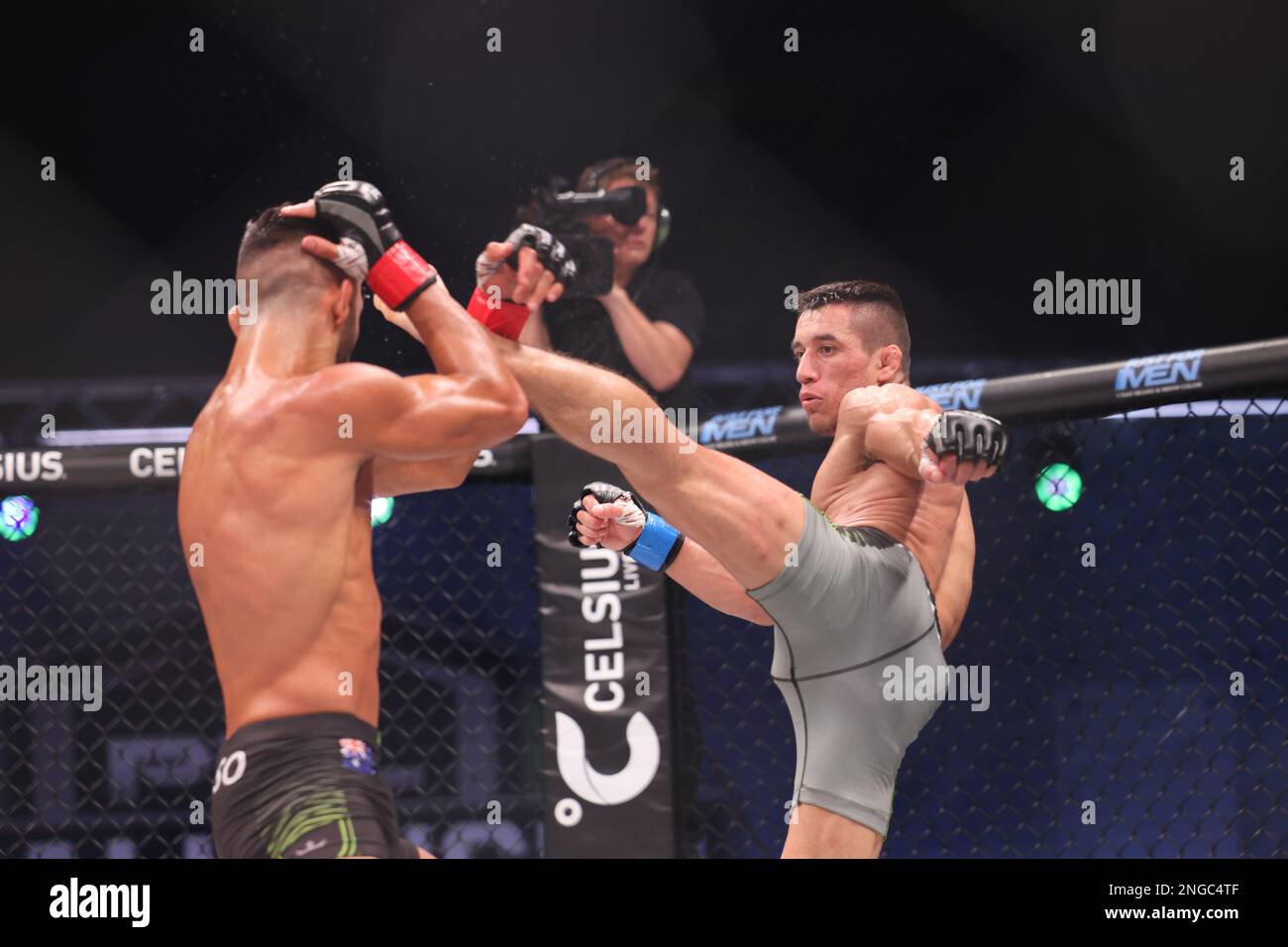 Orlando, Florida, USA. 17. Februar 2023. ORLANDO, Florida - Februar 17 Anthony Romero versucht, Antonio Caruso in Woche 4 der PFL Challenger Series am 17. Februar 2023 in den Universal Studios in Orlando, Florida, einen Kopfstoß zu verpassen. (Kreditbild: © Aaron Litz/PX Imagens via ZUMA Press Wire) NUR REDAKTIONELLE VERWENDUNG! Nicht für den kommerziellen GEBRAUCH! Kredit: ZUMA Press, Inc./Alamy Live News Stockfoto