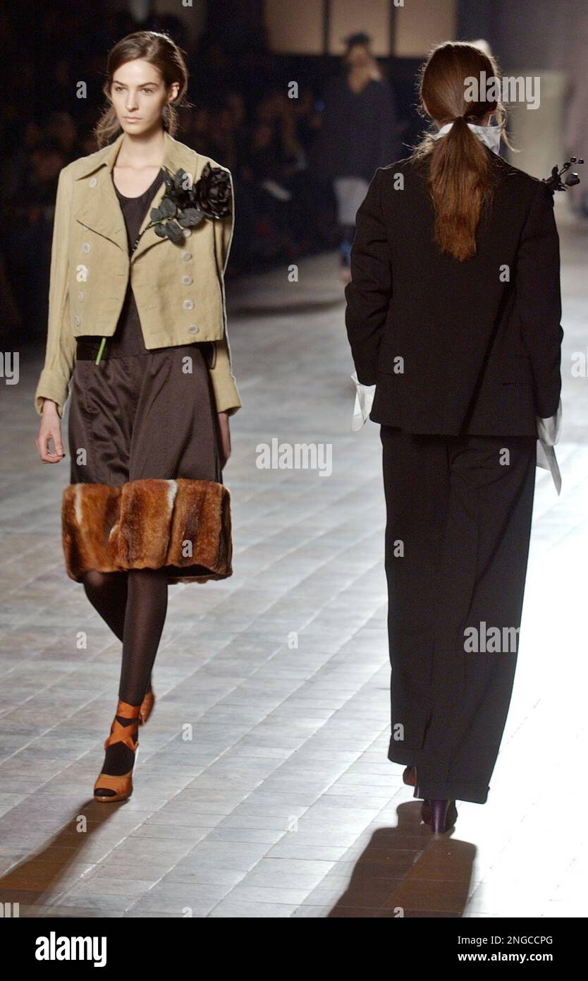 Models sport outfits by Belgian fashion designer Dries Van Noten for the Fall-Winter 2005-2006 ready-to-wear collections, presented in Paris Wednesday, March 2, 2005. (AP Photo/Remy de la Mauviniere) Stockfoto