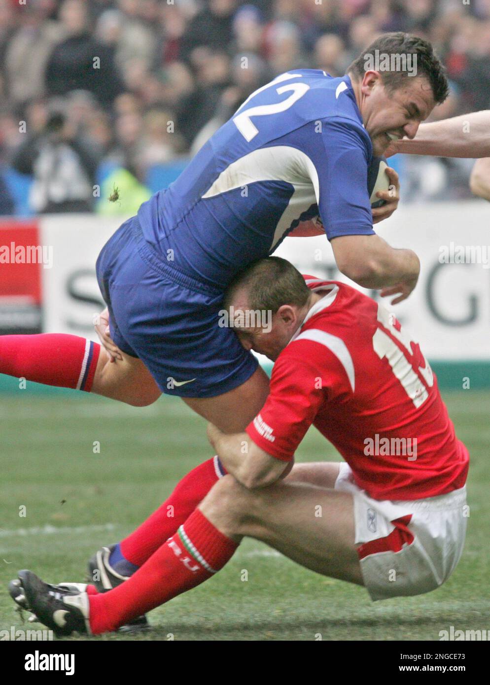 France's Yannick Jauzion, left, is tackled by Wales' captain Gareth Thomas during their six nations international at the Stade de France stadium in Saint-Denis, outside Paris, Saturday, Feb. 26, 2005. (AP Photo/Jerome Delay) Stockfoto