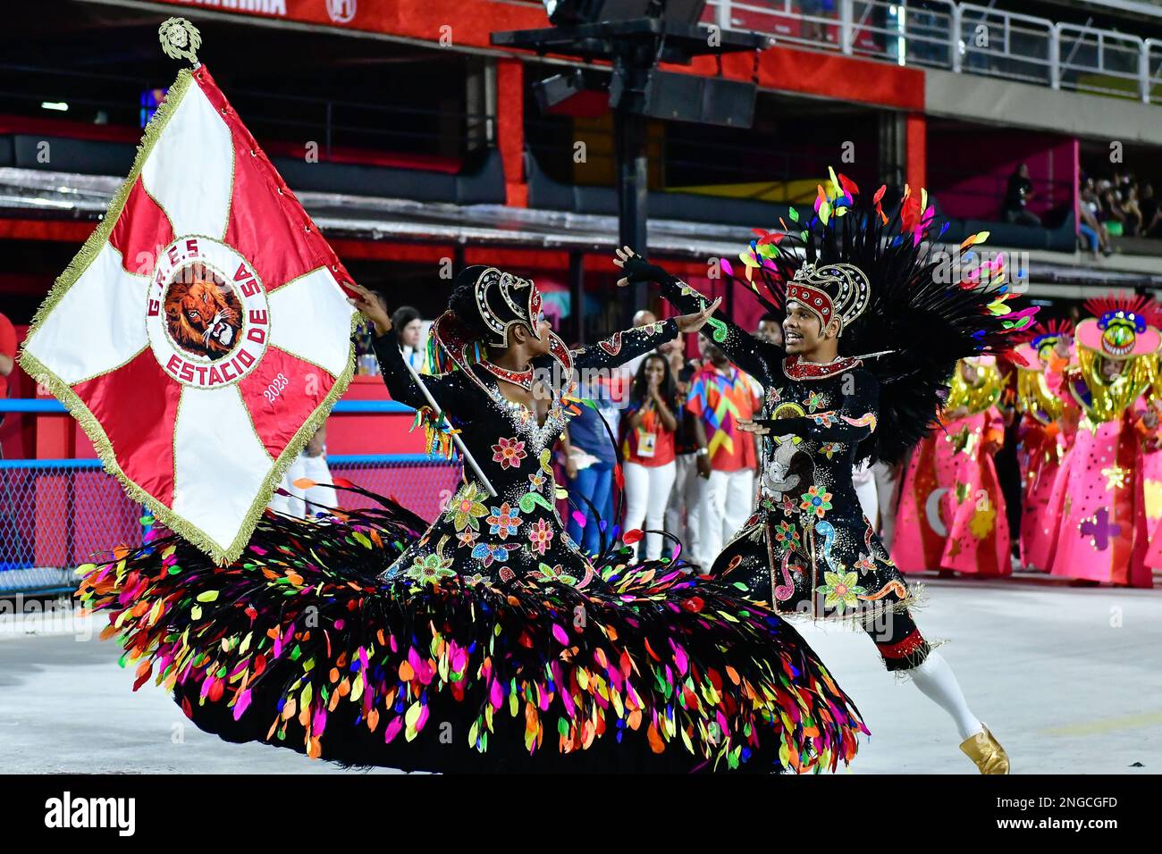 Rio De Janeiro, Brasilien. 18. Februar 2023. RJ - Rio de Janeiro - 02/17/2023 - CARNIVAL RIO 2023, GOLD SERIES SAMBA SCHOOL PARADE - Mestre Sala und Porta Bandeira von der Estacio de Sa Samba School während einer Präsentation in der Gold Series Parade in Rio de Janeiro im Marques Sambadrome von Sapucai diesen Freitag (17)./Sipa USA Credit: SIPA USA/Alamy Live News Stockfoto