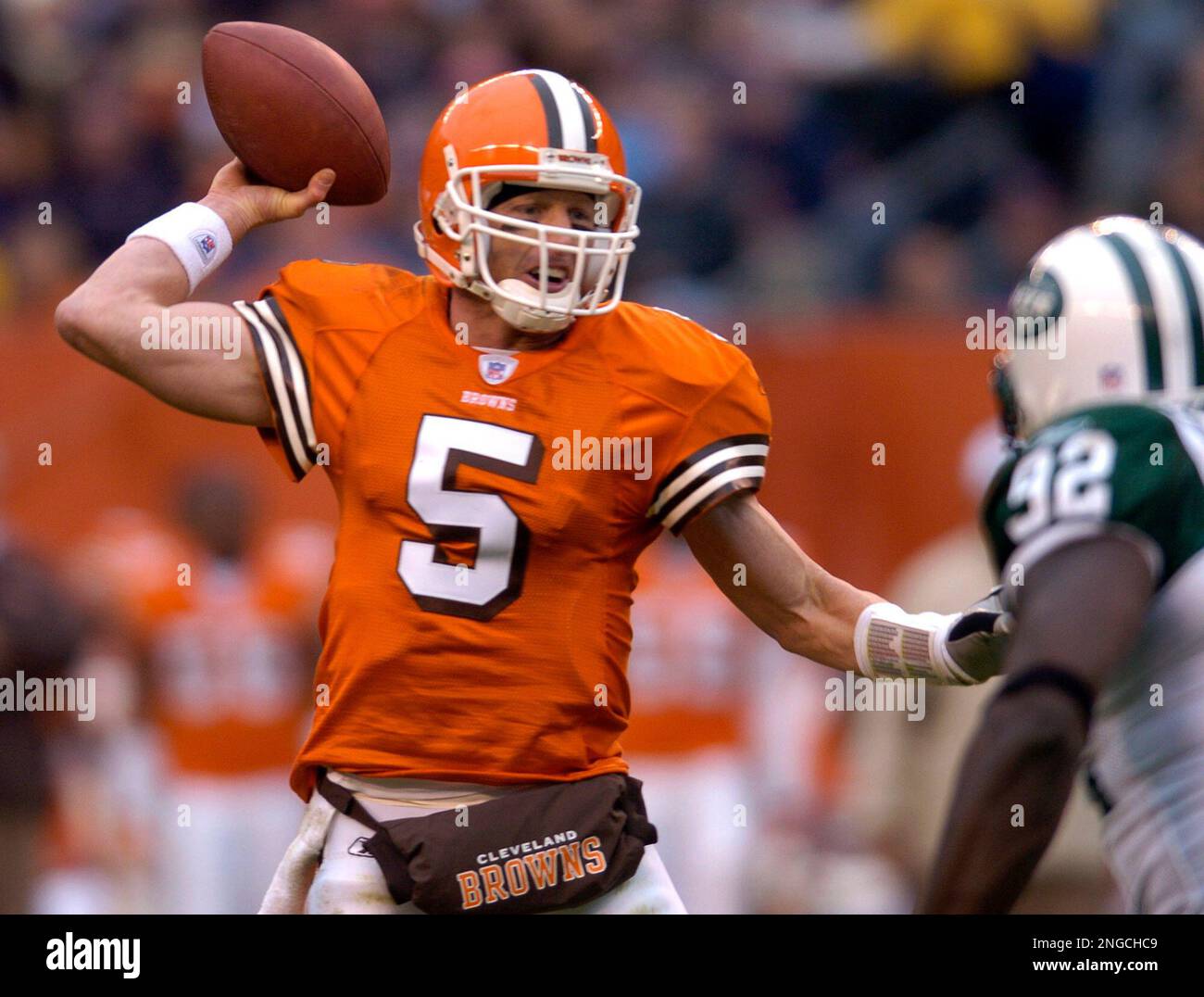 ** FILE ** Cleveland Browns quarterback Jeff Garcia passes under pressure from New York Jets' Shaun Ellis on Nov. 21, 2004, in Cleveland. Garcia was released Monday, Feb. 14, 2005, by the Browns, who cut ties with the three-time Pro Bowler after one disastrous season and with three years left on his contract. (AP Photo/Mark Duncan, File) Stockfoto