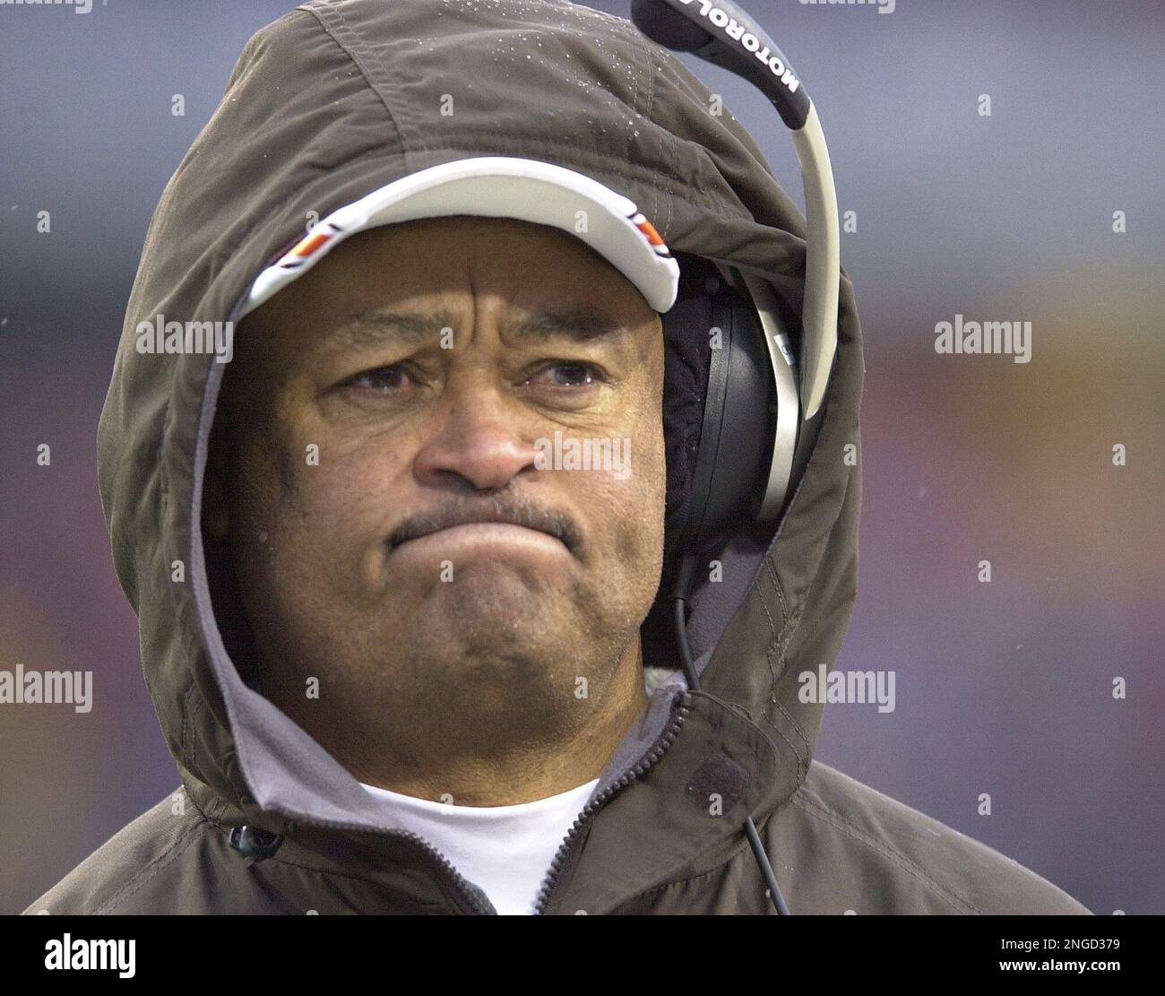 ** FILE ** Cleveland Browns interim coach Terry Robiskie looks on during the fourth quarter against the Buffalo Bills, at Ralph Wilson Stadium in Orchard Park, N.Y., Sunday Dec. 12, 2004. The Bills won 37-7. (AP Photo/Don Heupel) Stockfoto