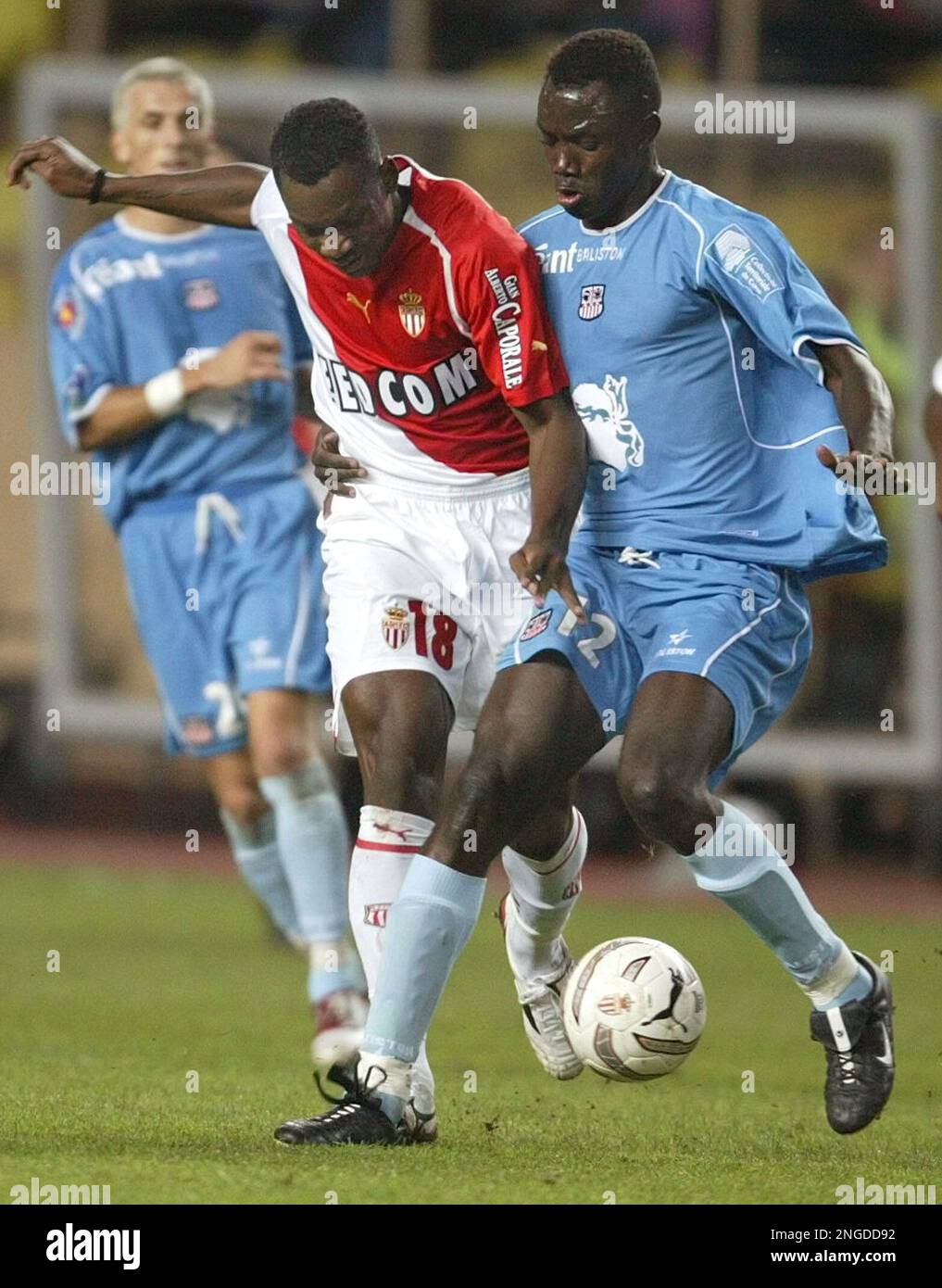 AS Monaco player Shabani Nonda, left, fights for the ball with Mamdou Seck of Ajaccio during their French Ligue One soccer match, Saturday, Nov. 6, 2004, in Monaco stadium. (AP Photo/Lionel Cironneau) Stockfoto