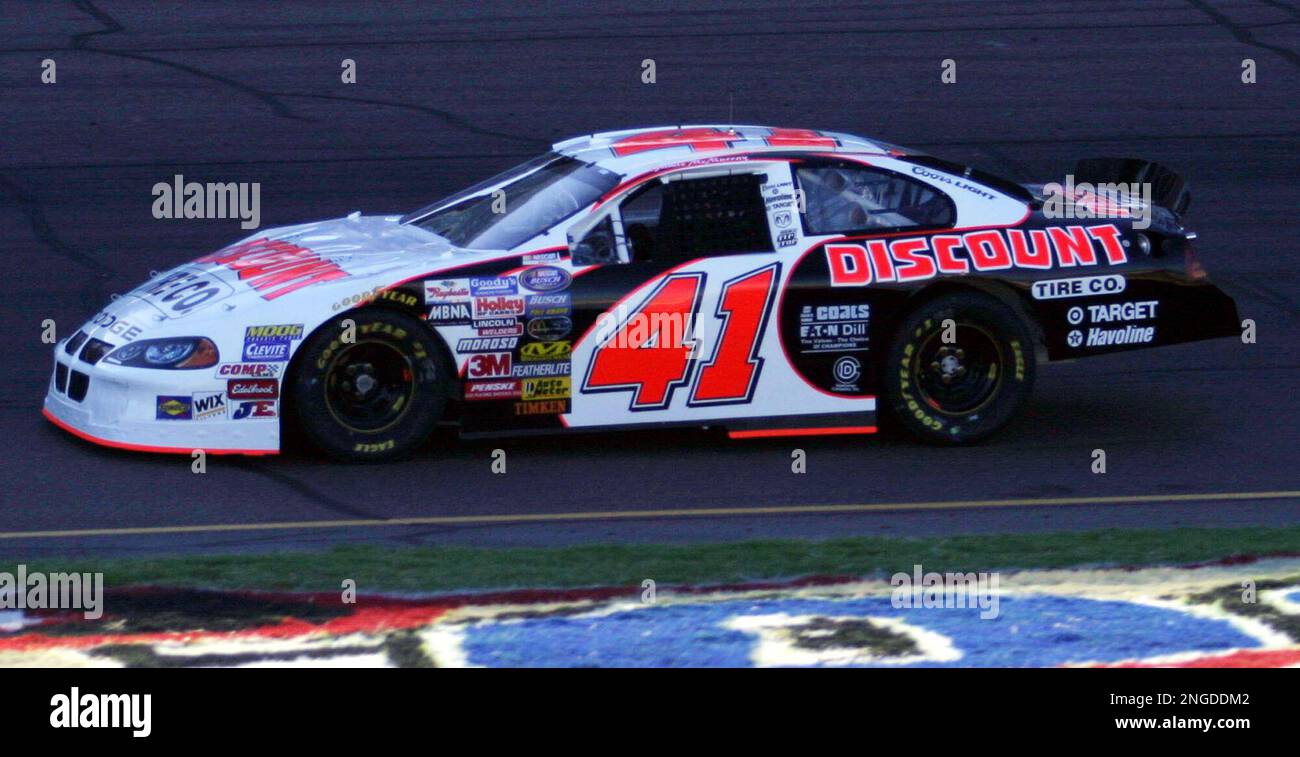 Jamie McMurray qualifies his Discount Tire Co. Dodge for the third starting position for Saturday's NASCAR Busch Series Bashas Supermarket 200 at Phoenix International Raceway, Thursday, Nov. 4, 2004, in Avondale, Ariz., with a speed of 132.319 mph. (AP Photo/Roy Dabner) Stockfoto