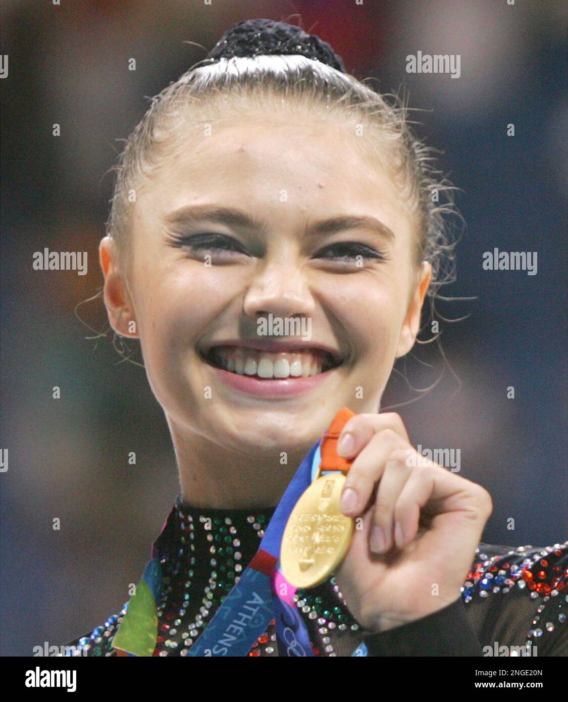 Alina Kabaeva of Russia shows her gold medal during the medal ceremony for the rhythmic gymnastics individual all-around at the 2004 Olympic Games in Athens, Sunday, Aug. 29, 2004. (AP Photo/Chitose Suzuki) Stockfoto