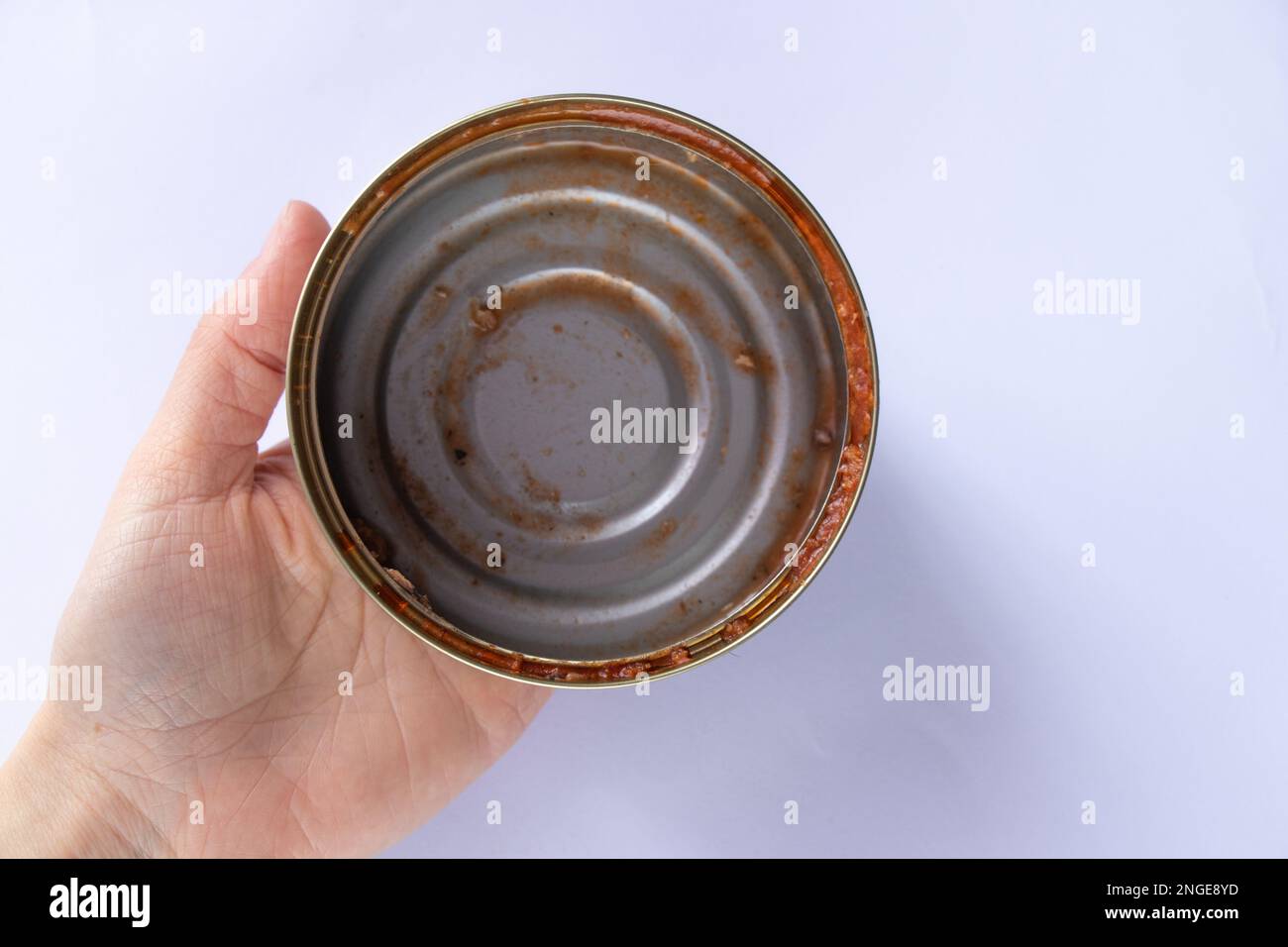 Dreckige Blechdose nach gefressenen Sprotten auf einer weißen Stockfoto