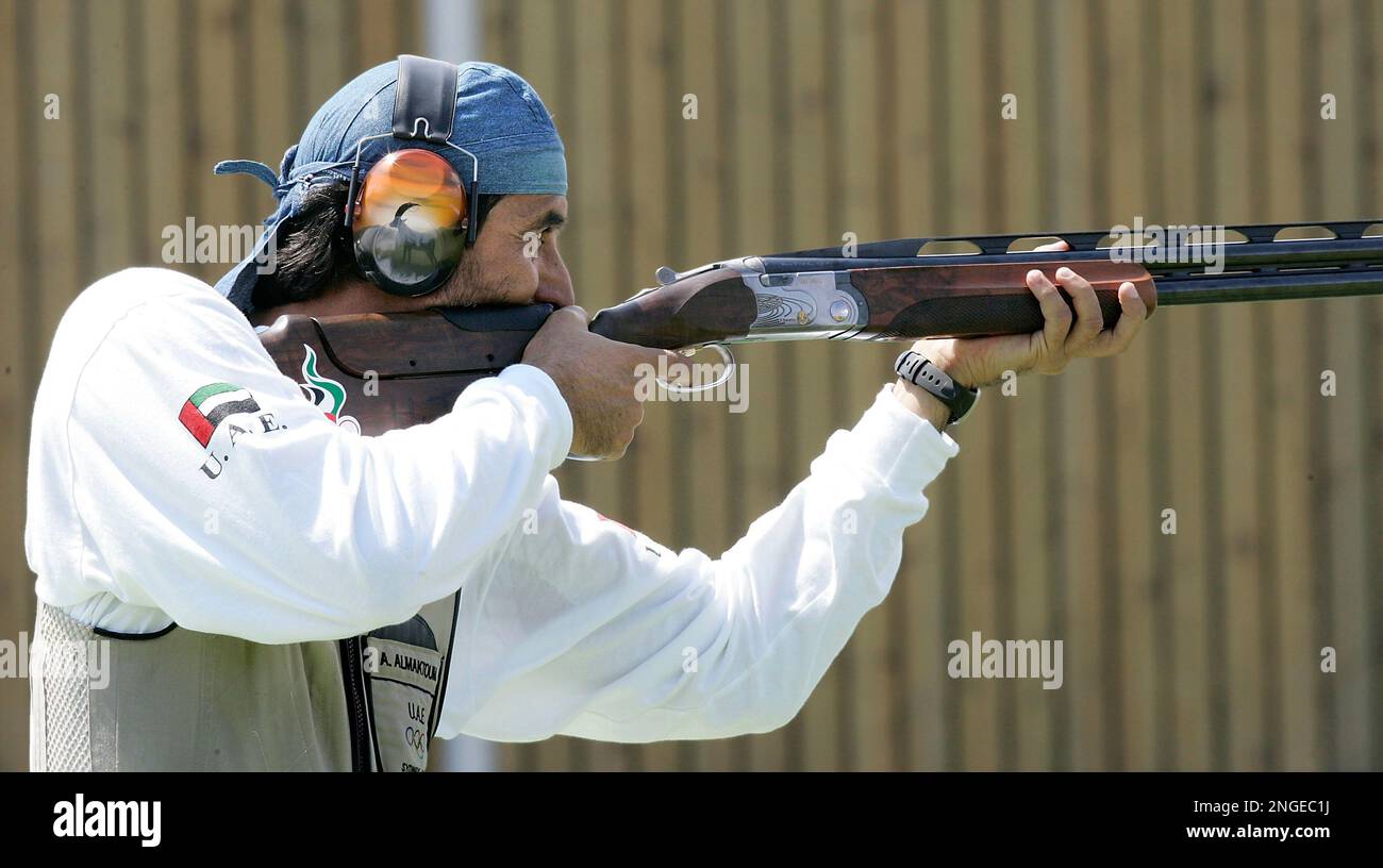 United Arab Emirates' Ahmed Almaktoum aims during the men's double trap finals Tuesday, Aug. 17, 2004, in Athens at the 2004 Summer Olympics. Almaktoum won the gold; India's Rajyavardhan Rathore won the silver; and China's Wang Zheng took the bronze. (AP Photo/Douglas C. Pizac) Stockfoto