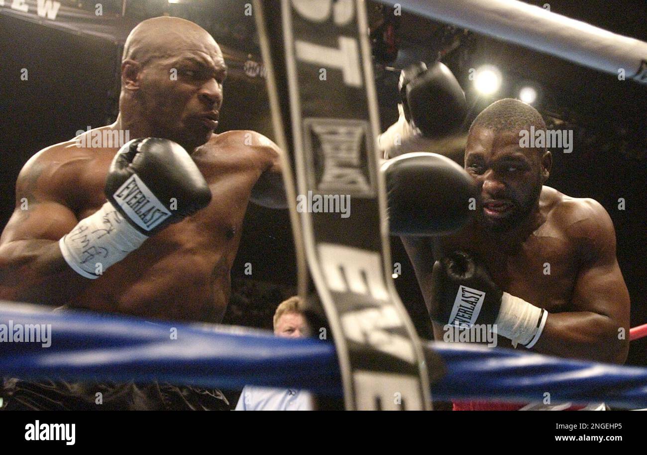 Former heavyweight champion Mike Tyson, exchanges punches with Danny Williams, right, from London, England during the second round of their scheduled 10 round bout in Louisville, Ky., Friday, July 30, 2004. Williams knocked out Tyson in the fourth round. (AP Photo/Charles Rex Arbogast) Stockfoto